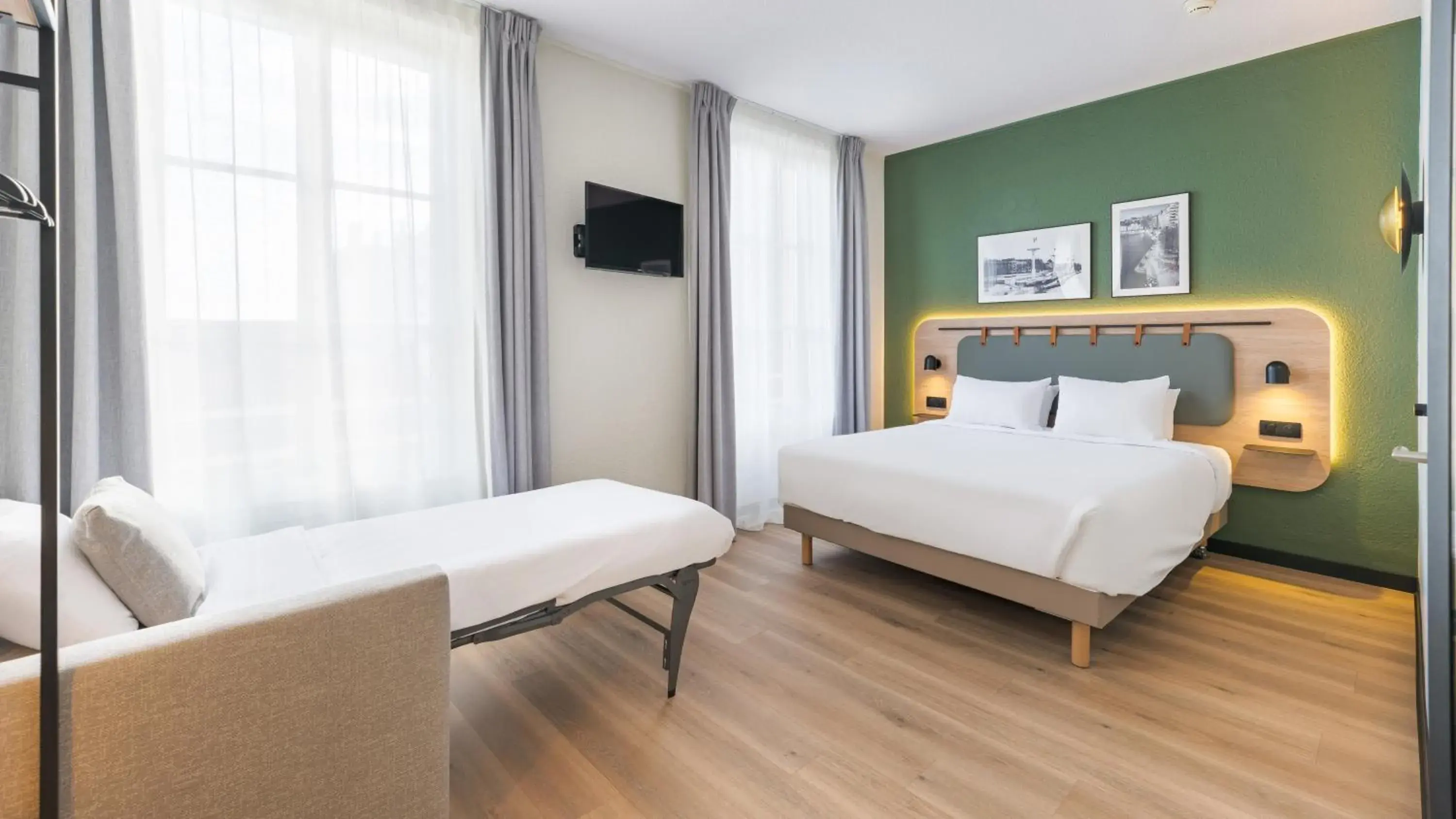 Standard Queen Room with One Sofa Bed and Two Bunk Beds in Campanile PRIME - Suresnes - La Défense Standard Queen Room with One Sofa Bed and Two Bunk Beds in Campanile PRIME - Suresnes - La Défense