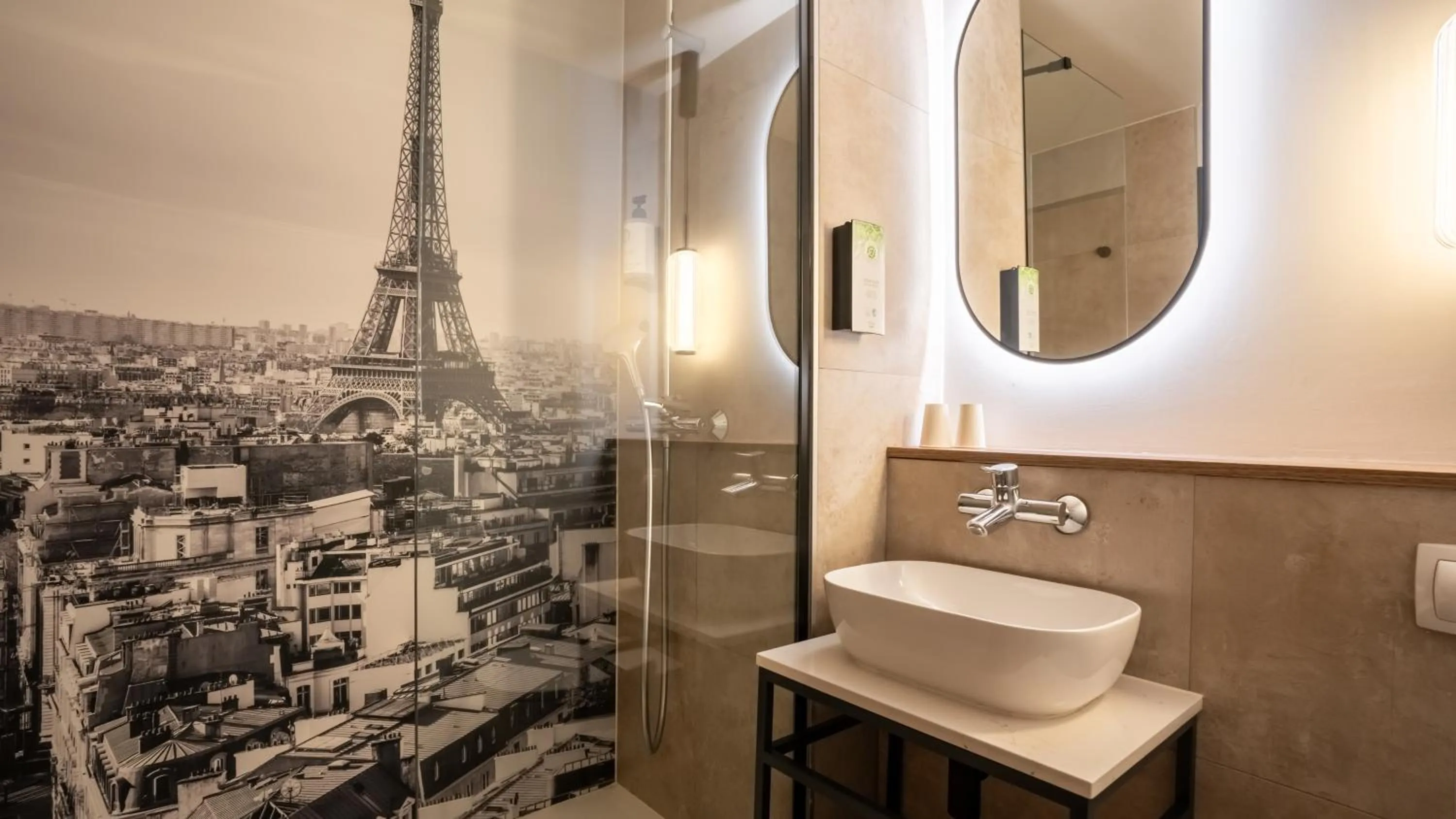 Shower in Campanile PRIME - Suresnes - La Défense