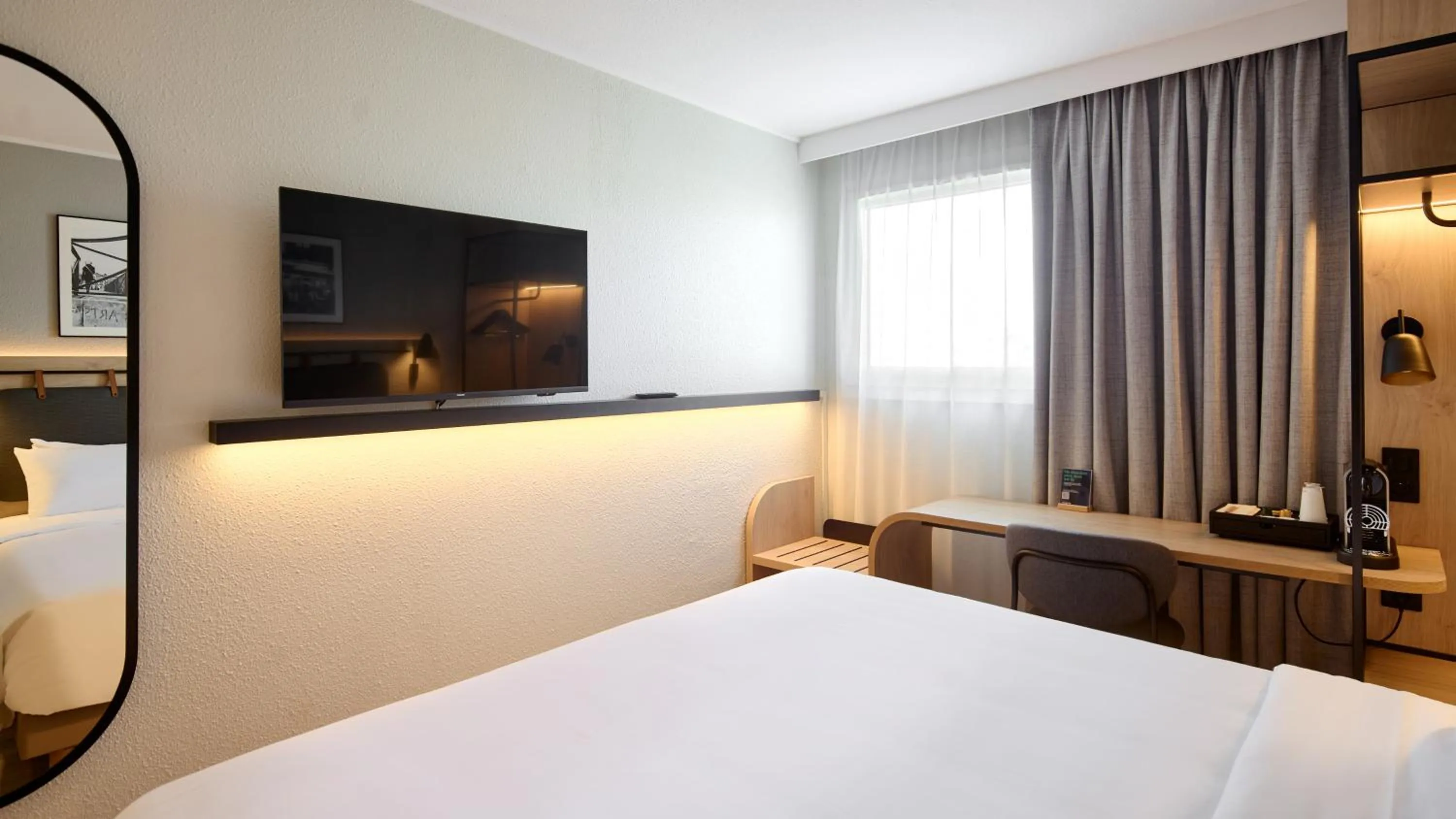 TV and multimedia, Bed in Campanile Paris Ouest - Pont de Suresnes