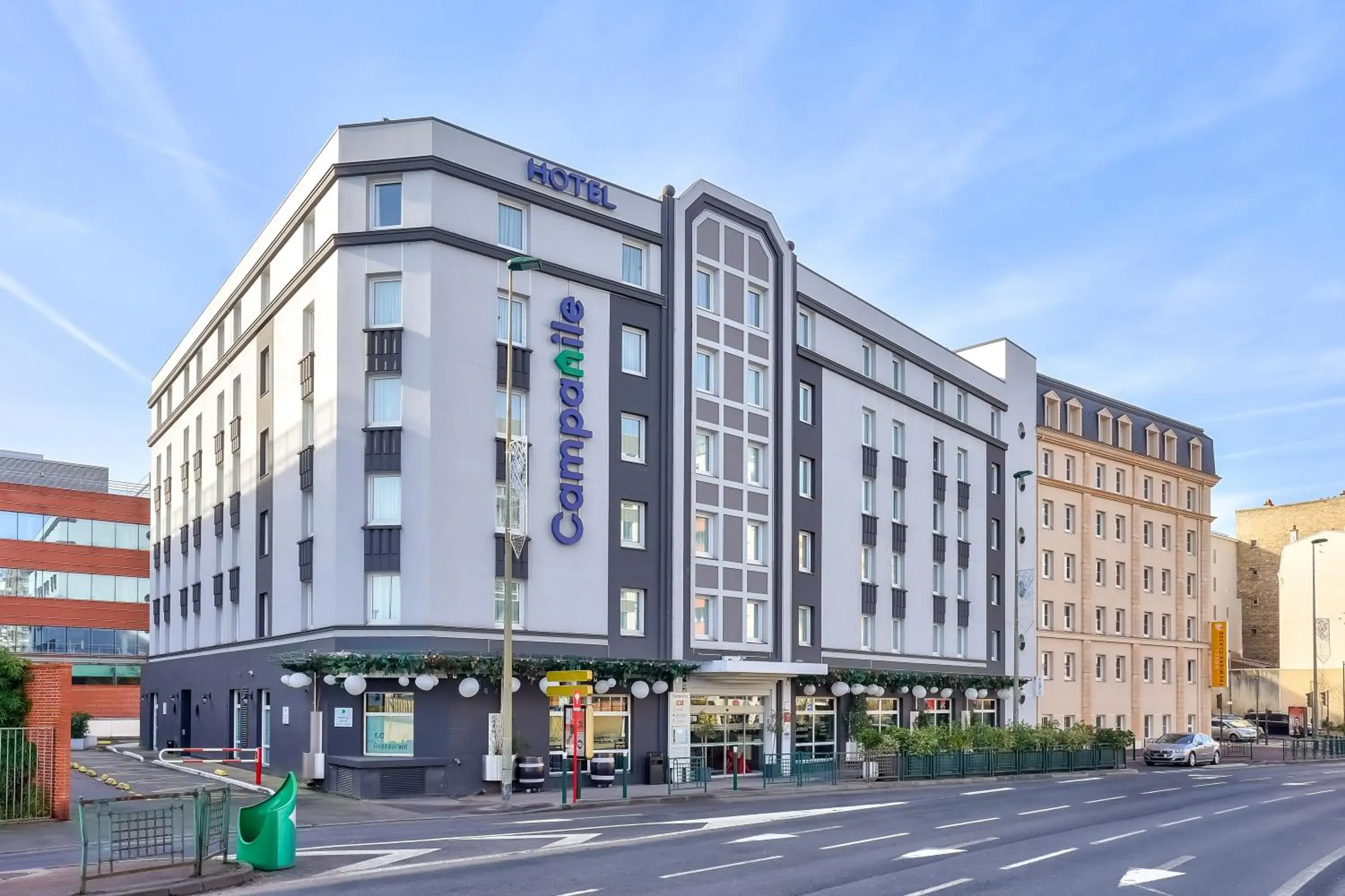 Facade/entrance in Campanile Paris Ouest - Pont de Suresnes Facade/entrance in Campanile Paris Ouest - Pont de Suresnes