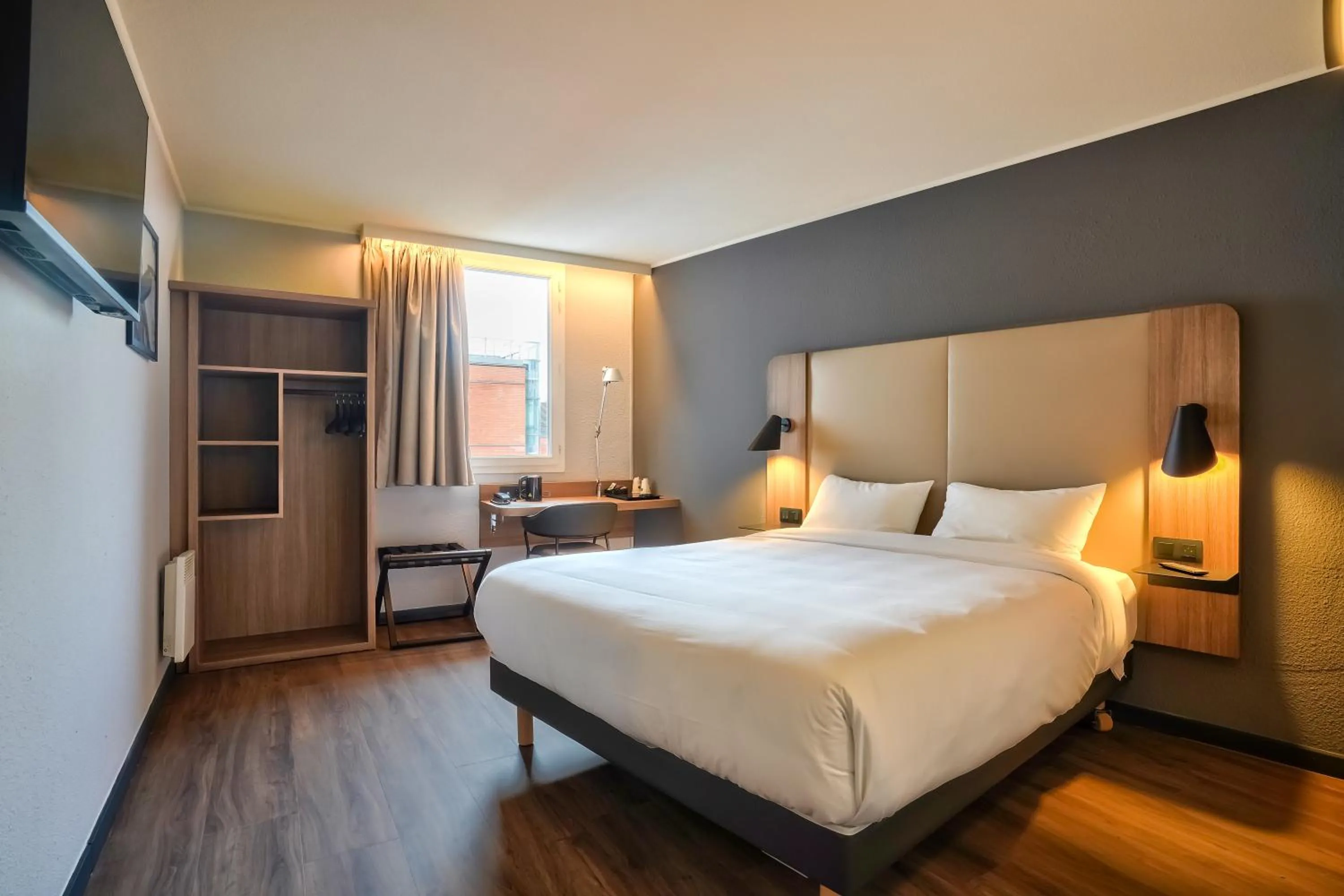 Bedroom, Bed in Campanile Paris Ouest - Pont de Suresnes