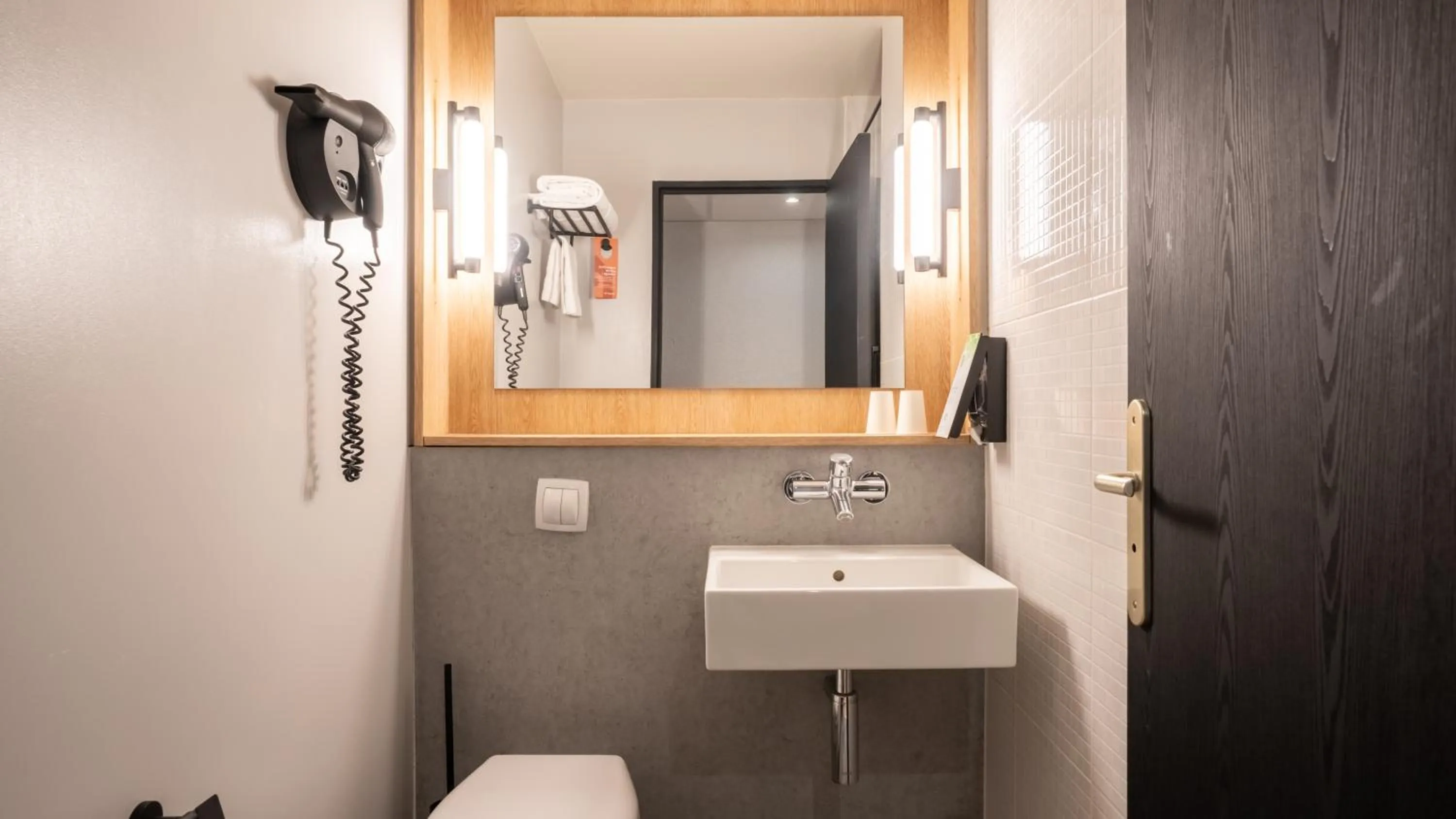 Bathroom in Campanile PRIME - Suresnes - La Défense