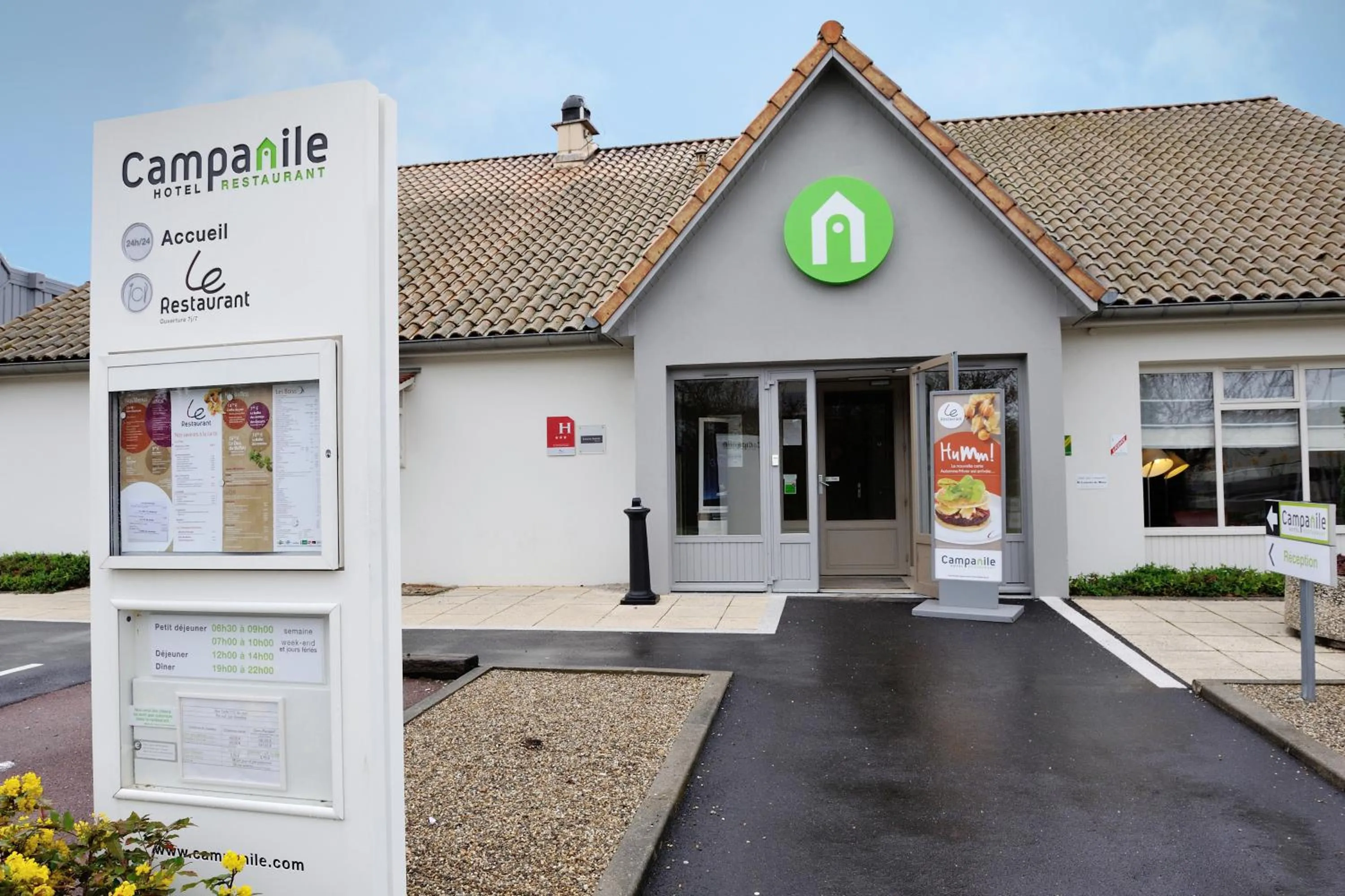 Facade/entrance in Campanile Lyon Est Aéroport Saint Exupery