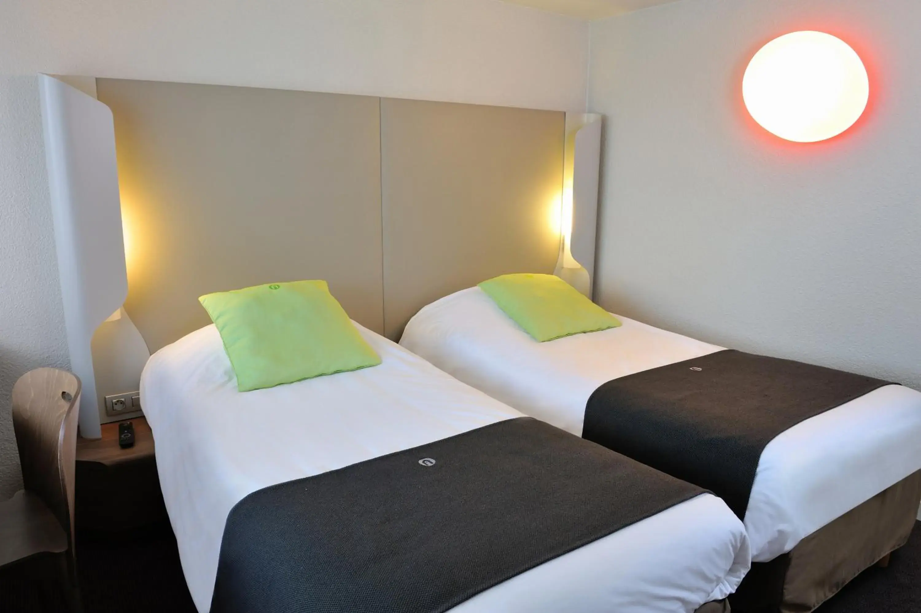 Bed in Campanile Lyon Est Aéroport Saint Exupery Bed in Campanile Lyon Est Aéroport Saint Exupery