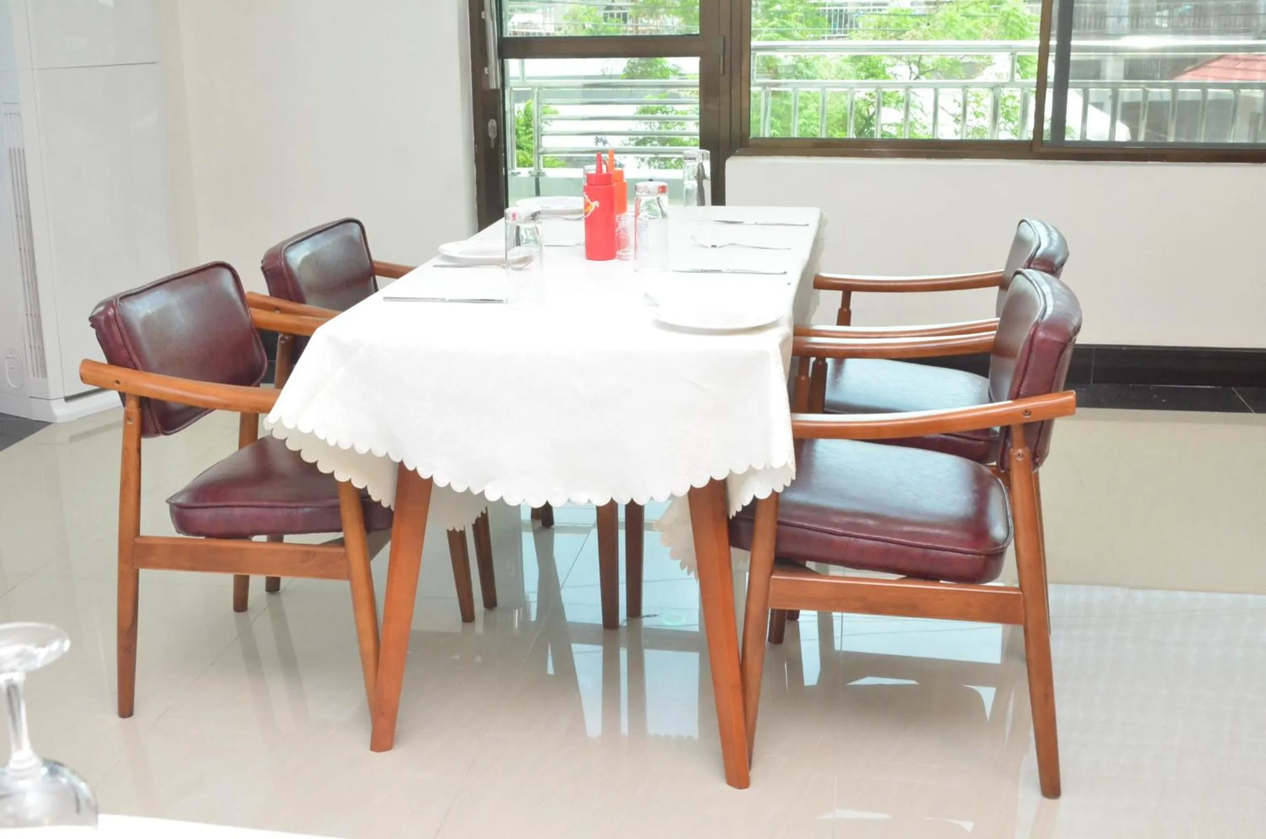 Restaurant/places to eat in Nefaland Hotel