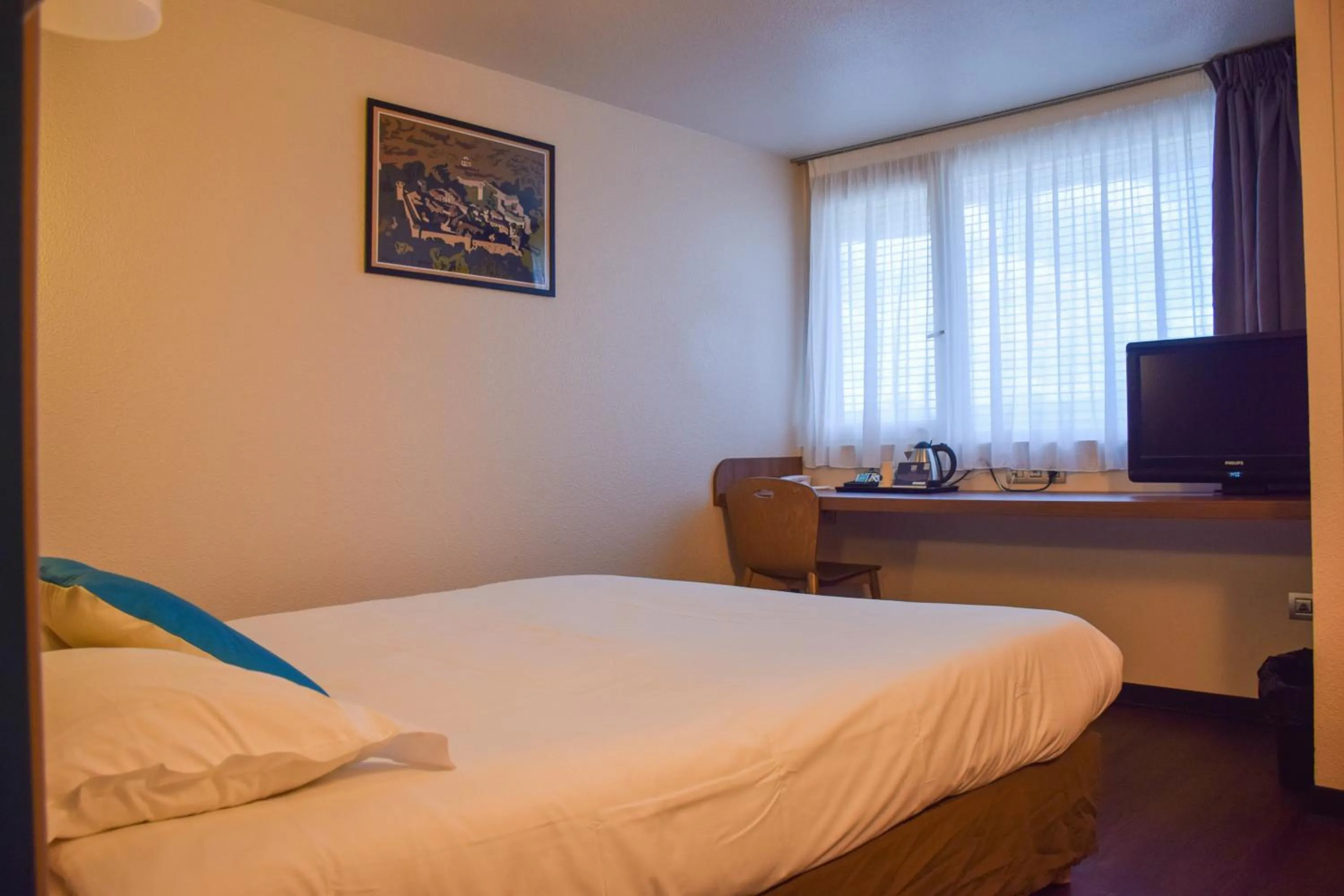 Photo of the whole room, Bed in Campanile Millau