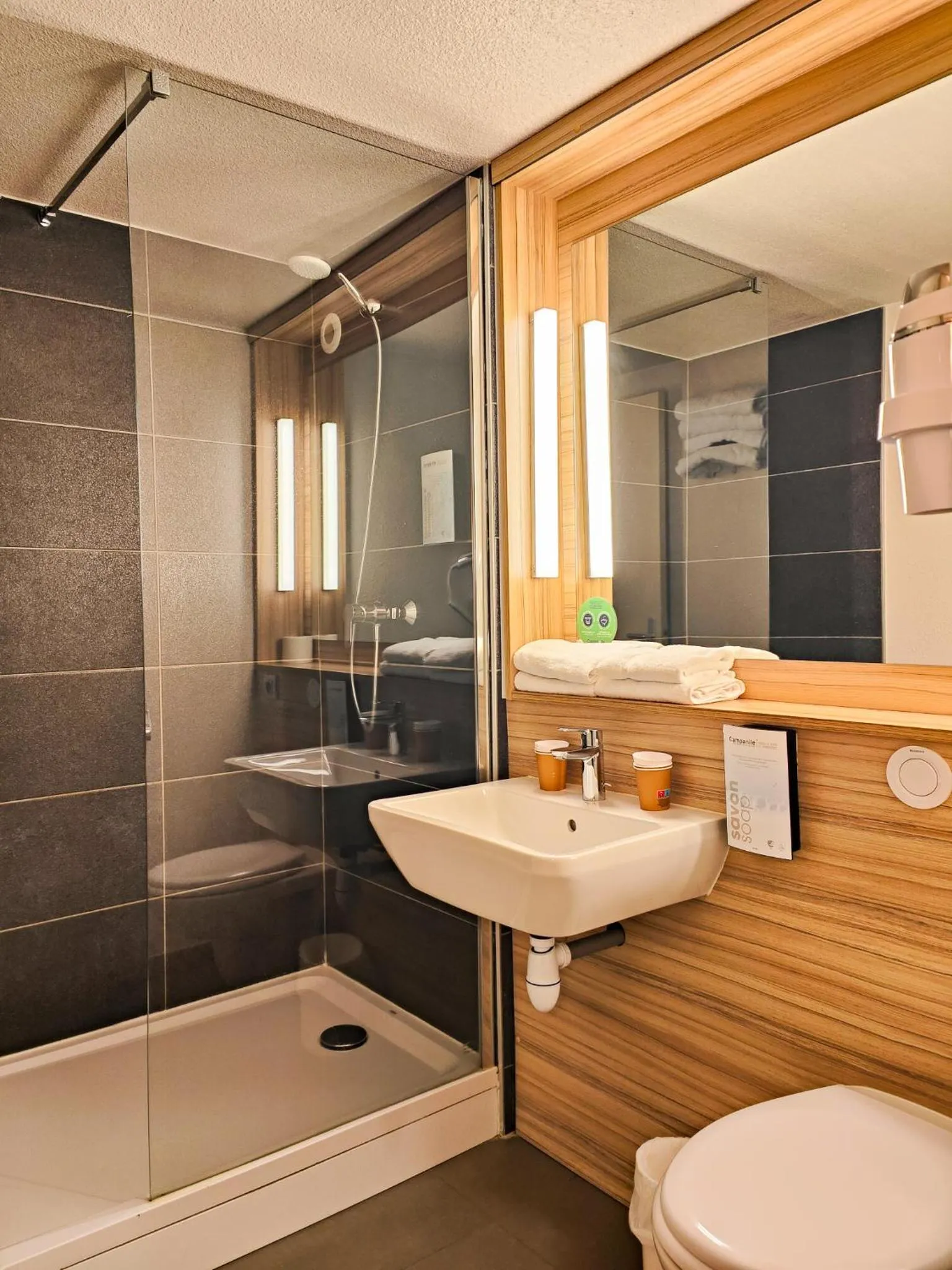 Bathroom in Campanile Millau