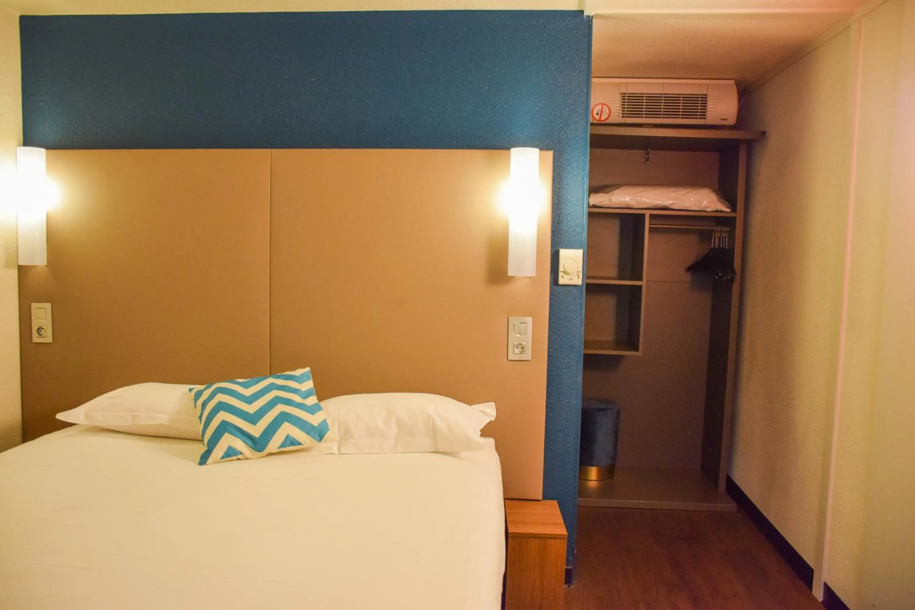 Bedroom, Bed in Campanile Millau