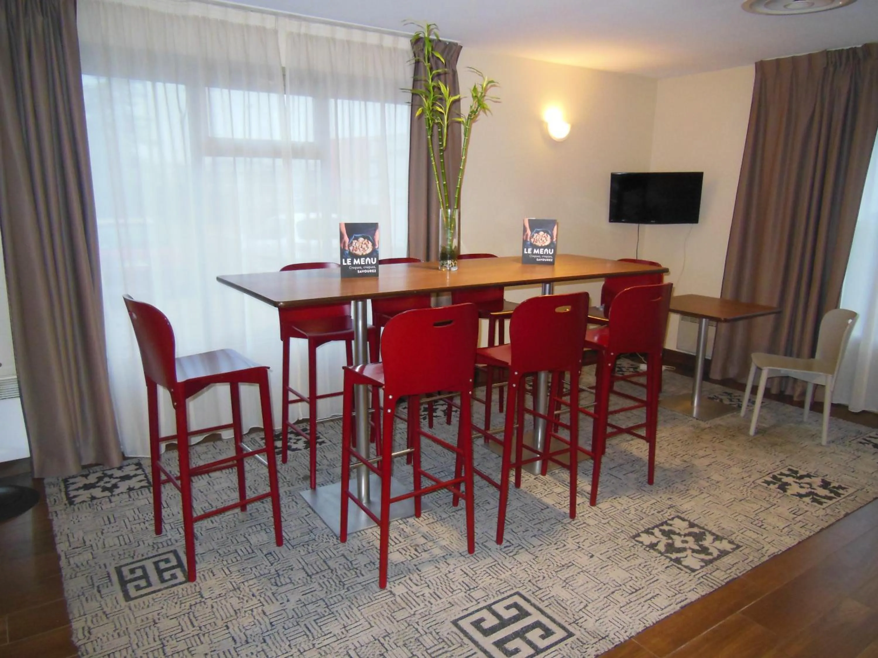 Communal lounge/ TV room in Campanile Nevers Nord - Varennes-Vauzelles