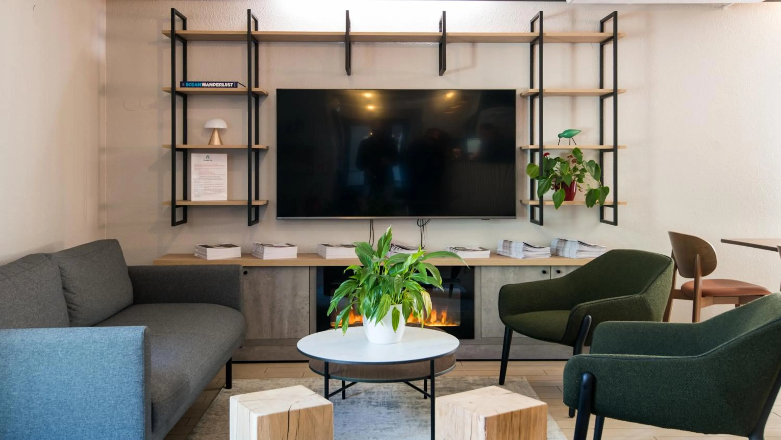 Communal lounge/ TV room in Campanile NATURE - Niort Est La Crèche
