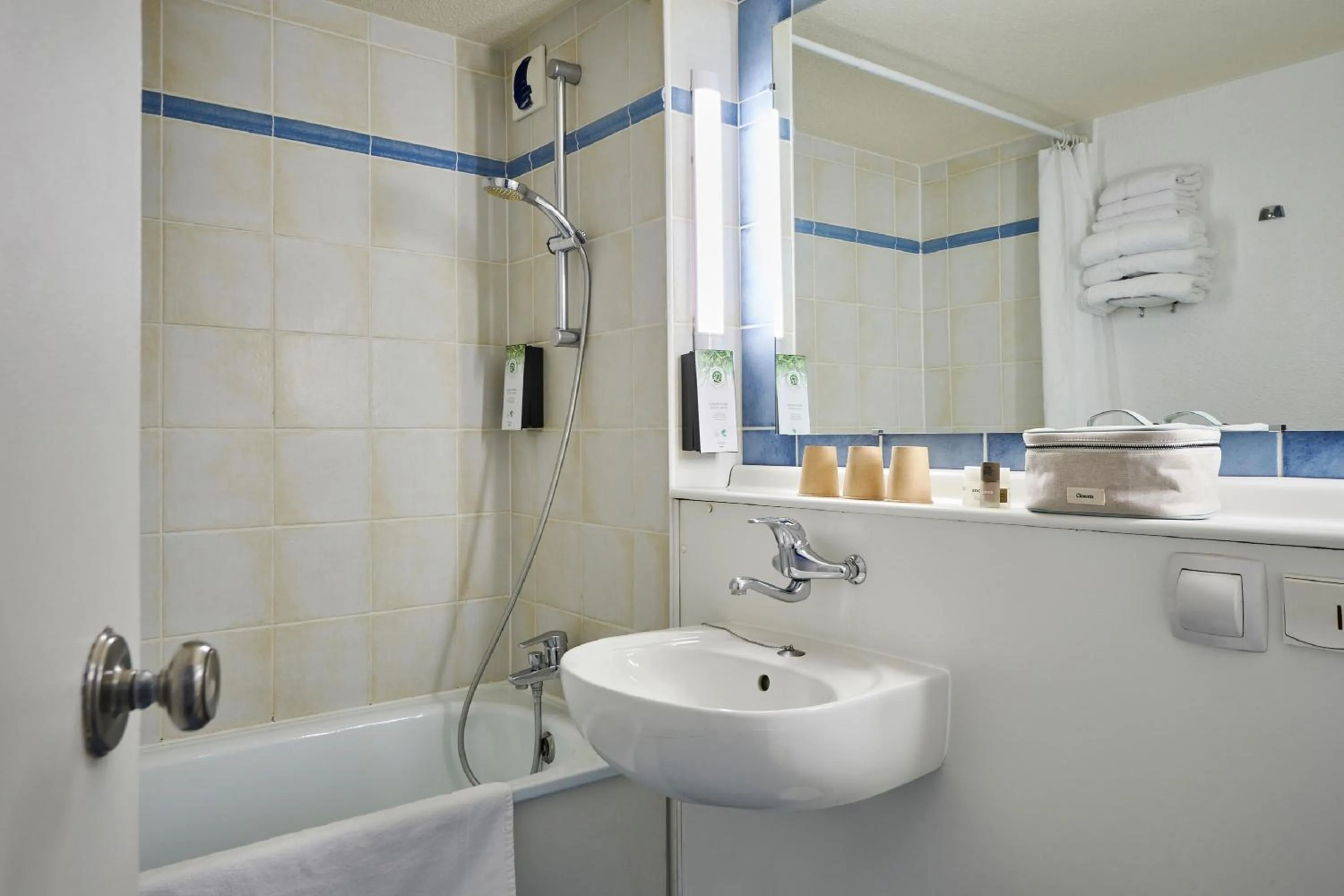 Bathroom in Kyriad Niort - La Crèche