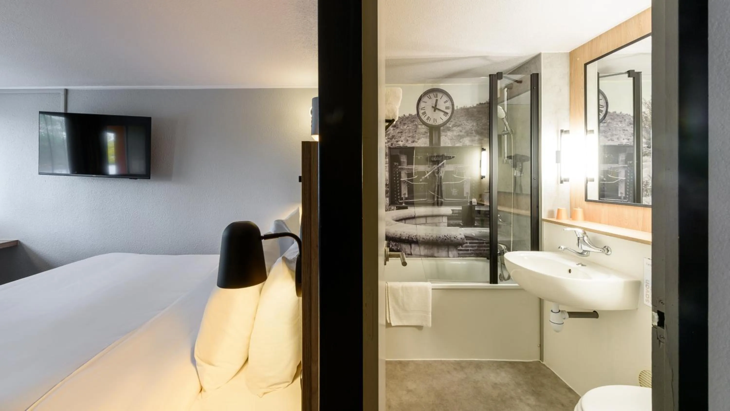 Shower, Bed in Kyriad Niort - La Crèche