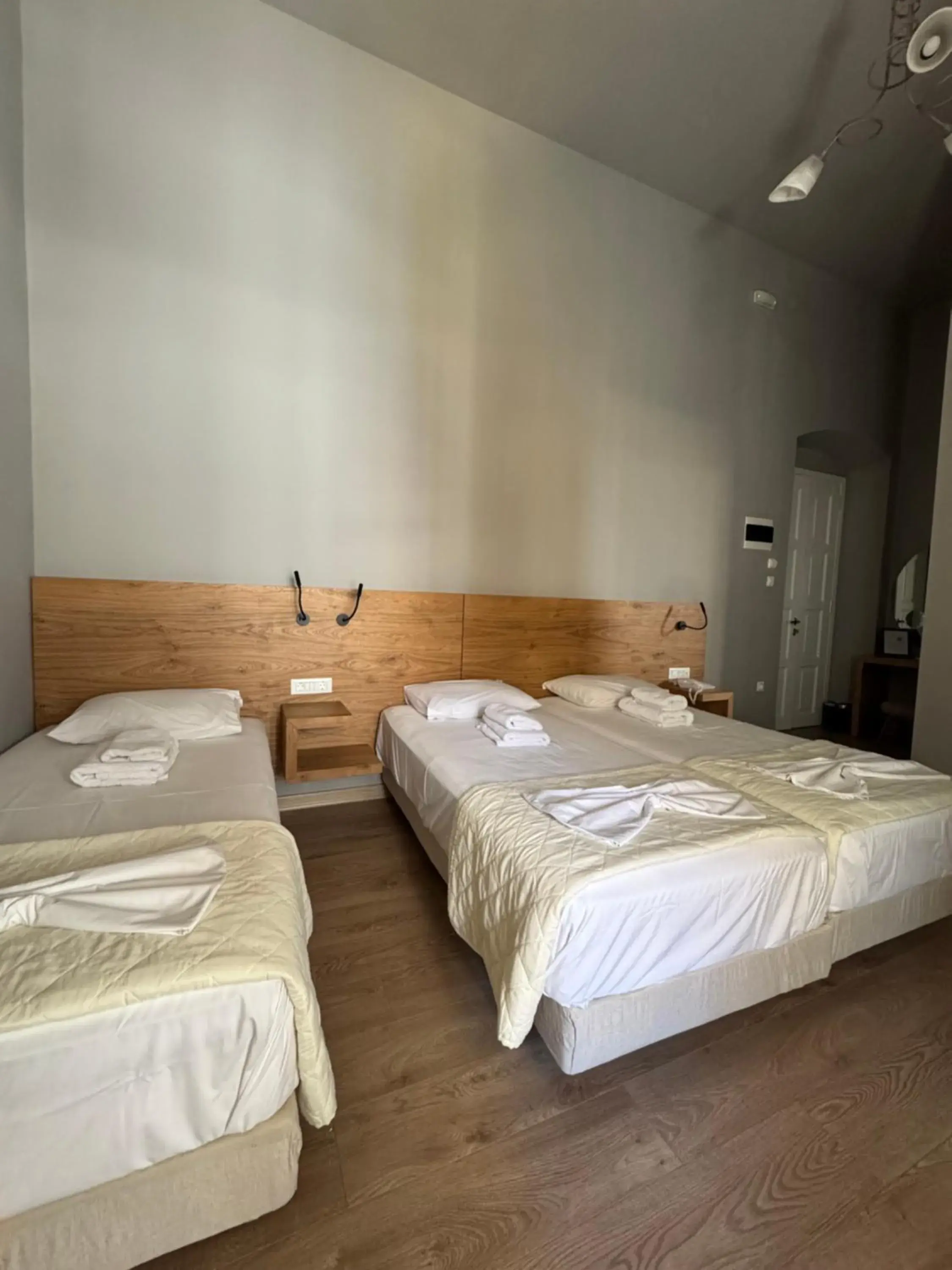 Triple Room with Balcony in Esperance 2 Triple Room with Balcony in Esperance 2