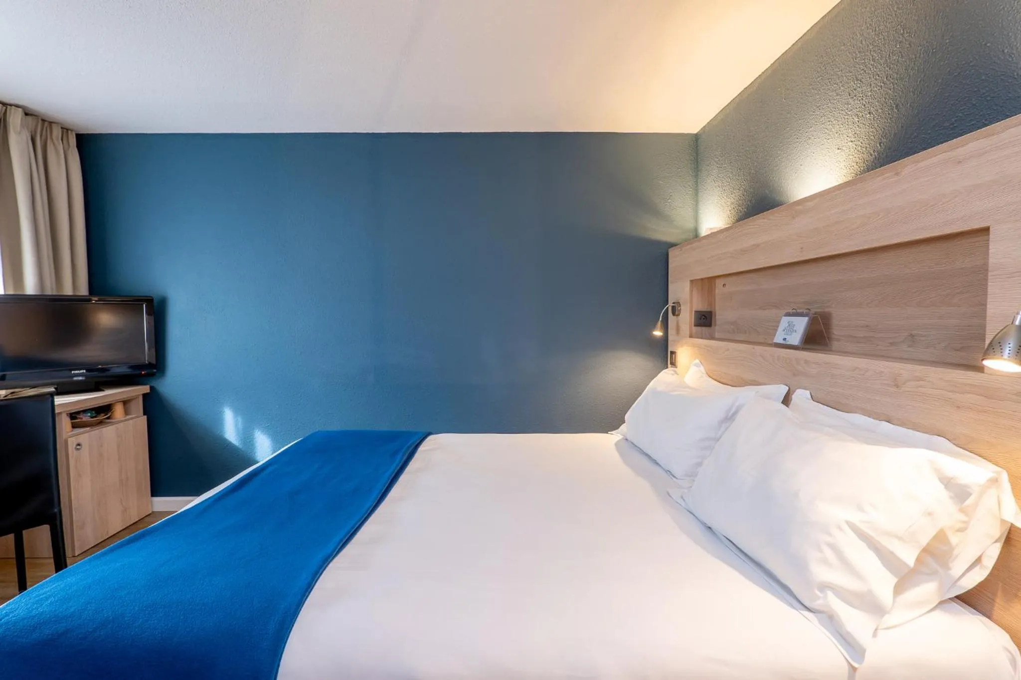 Bed in Kyriad Digne-Les-Bains