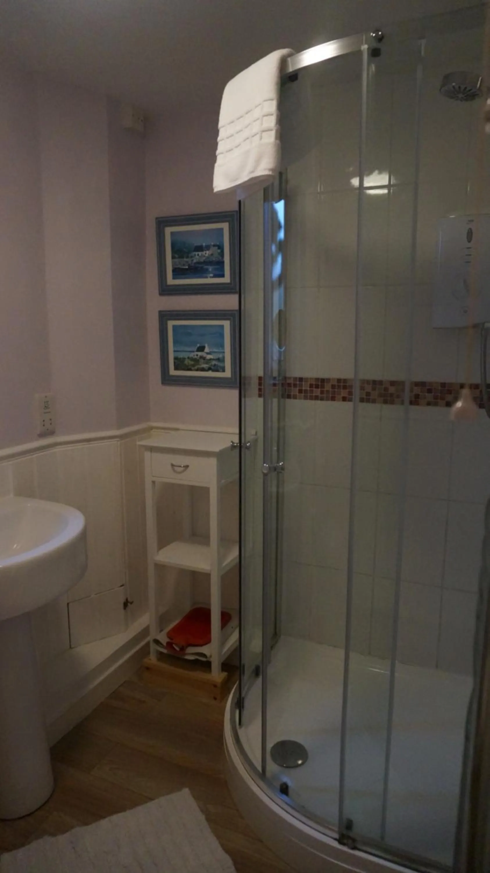 Shower in Magpies Lodge