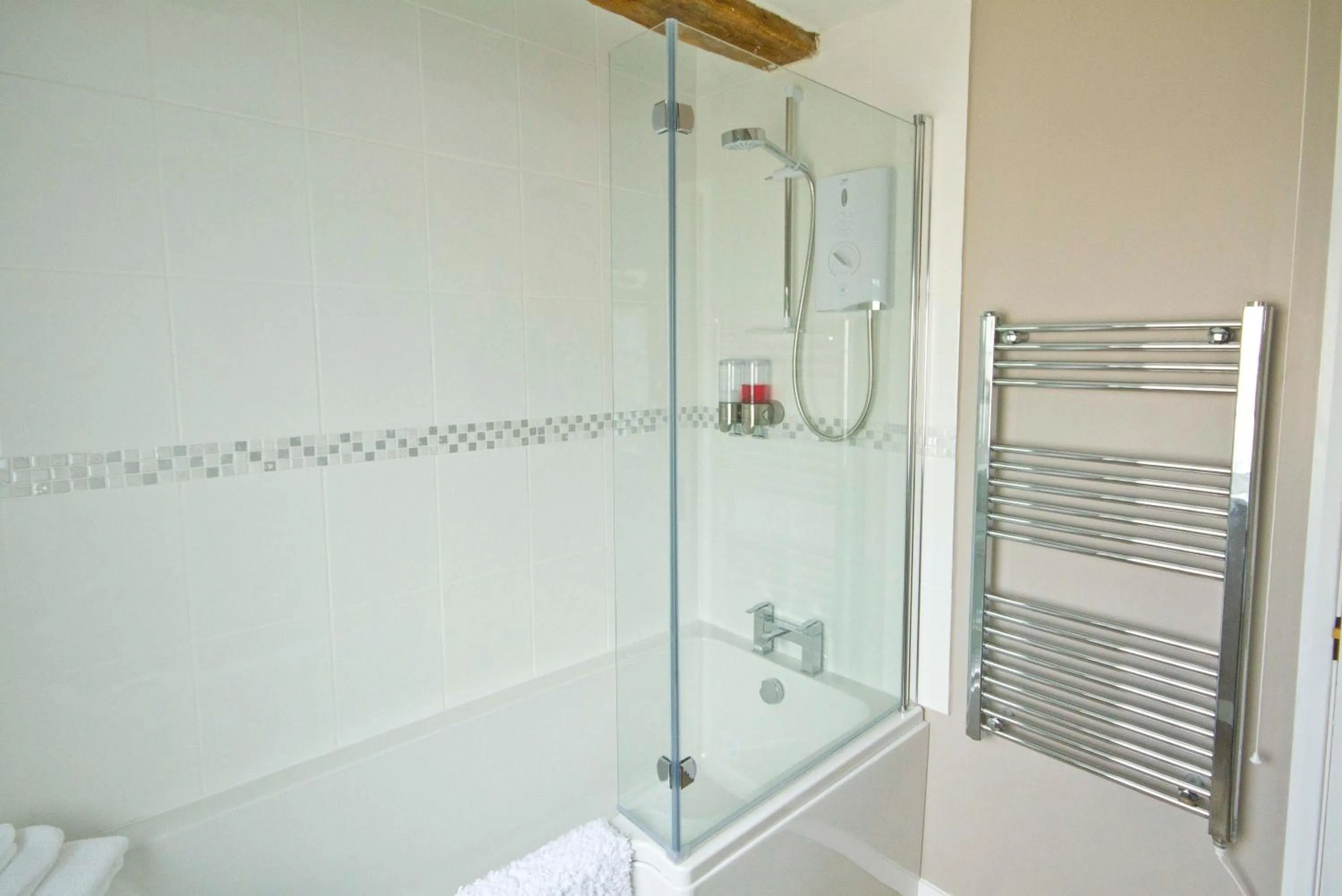 Shower in Magpies Lodge