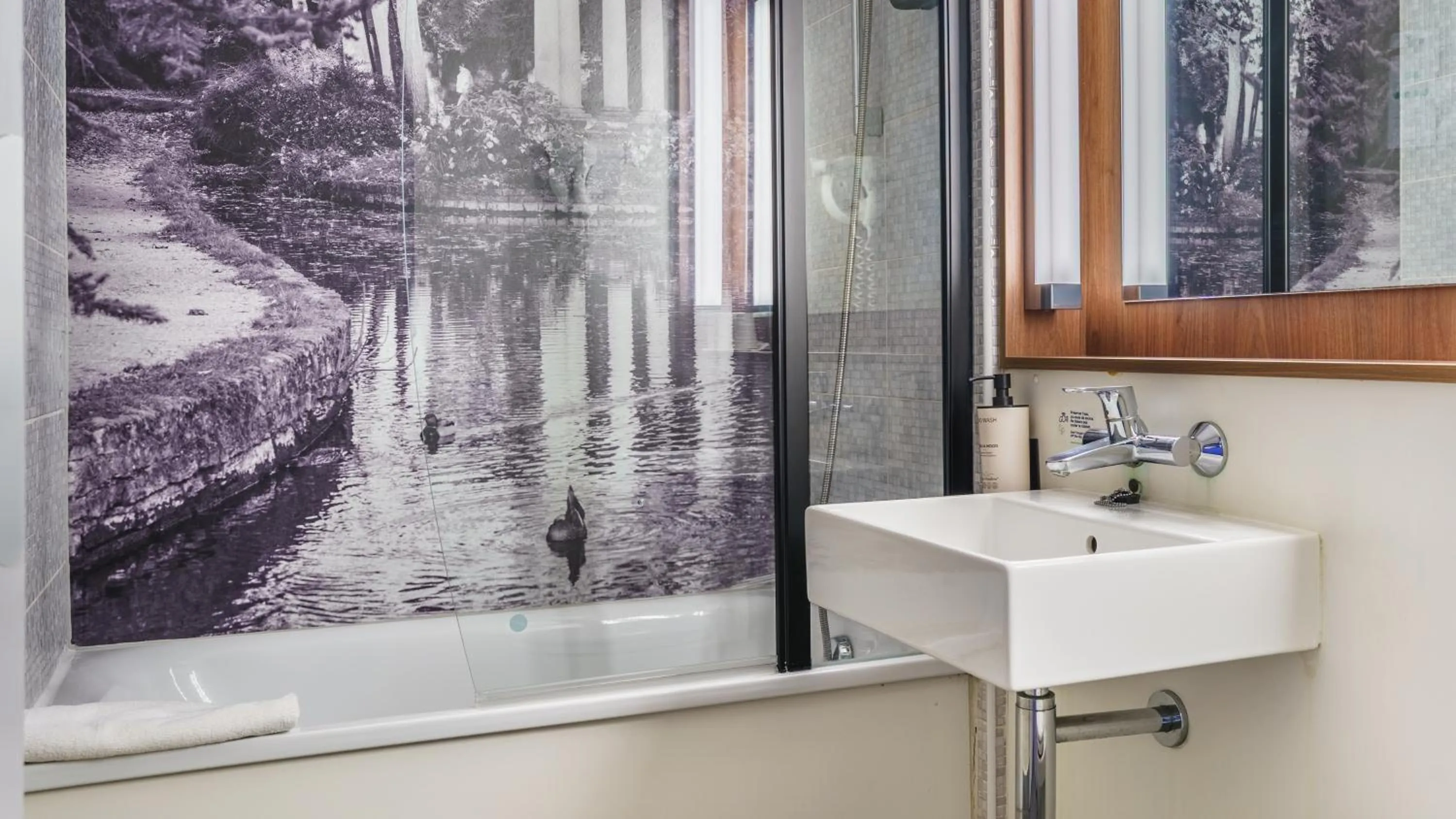 Bathroom in Campanile NATURE - Dijon Est Saint-Apollinaire