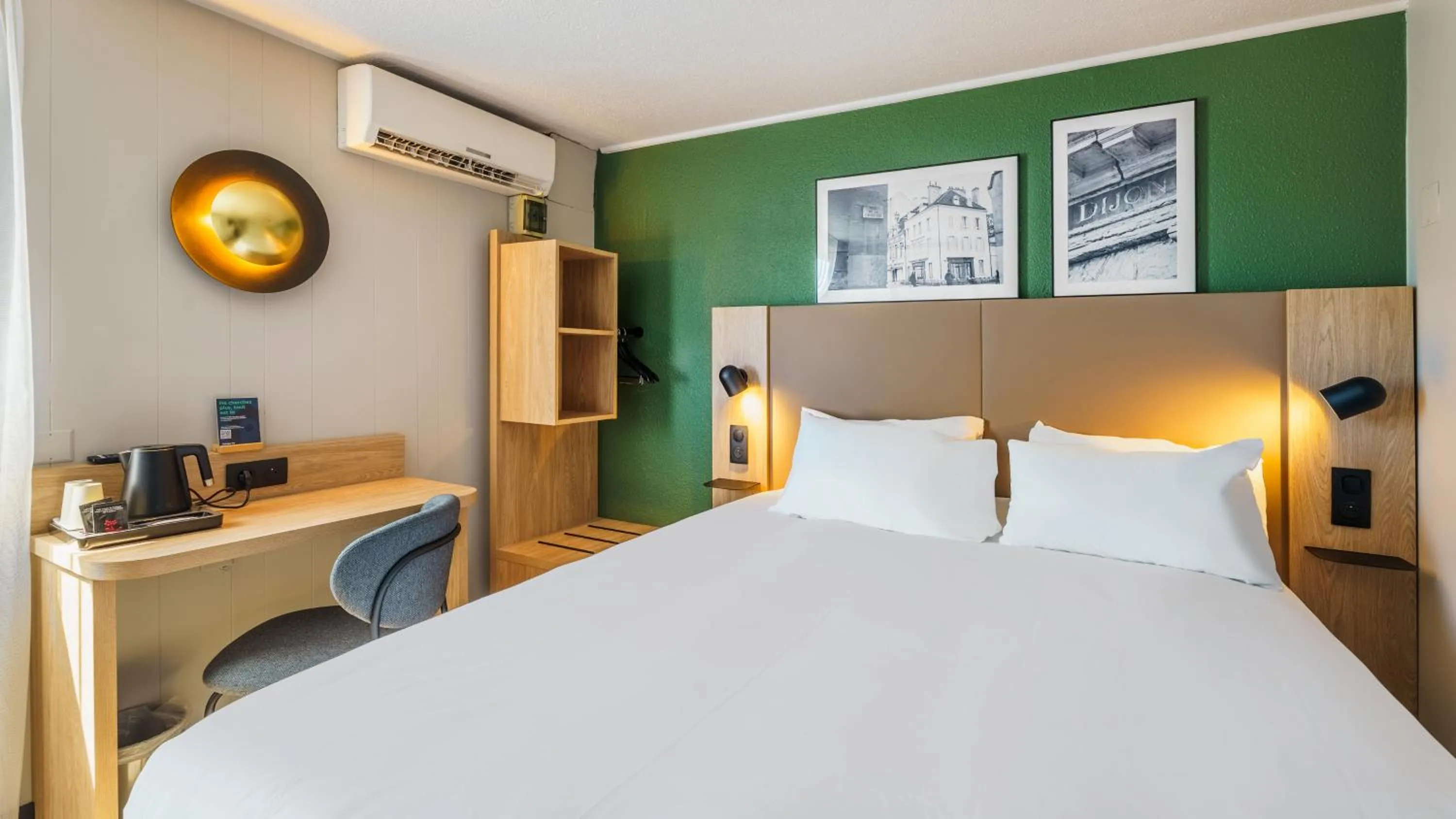 Photo of the whole room, Bed in Campanile NATURE - Dijon Est Saint-Apollinaire