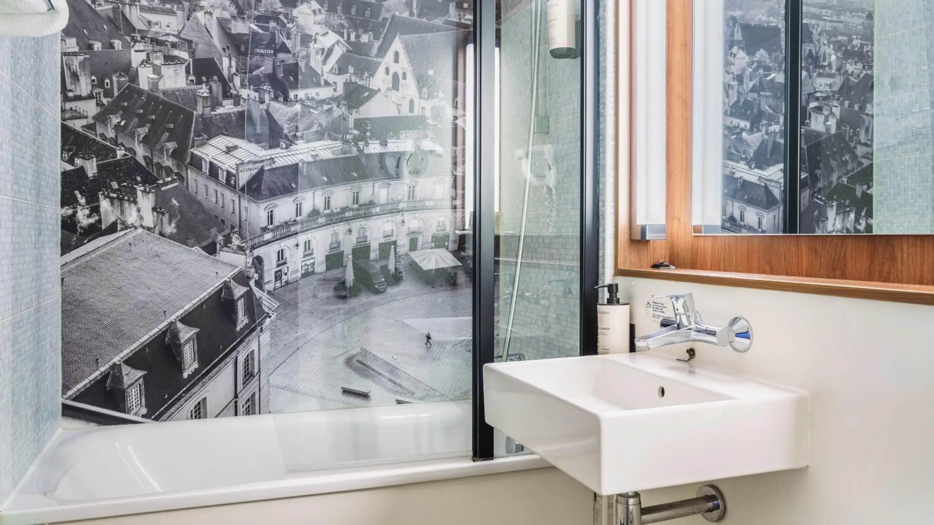 Bathroom in Campanile NATURE - Dijon Est Saint-Apollinaire Bathroom in Campanile NATURE - Dijon Est Saint-Apollinaire