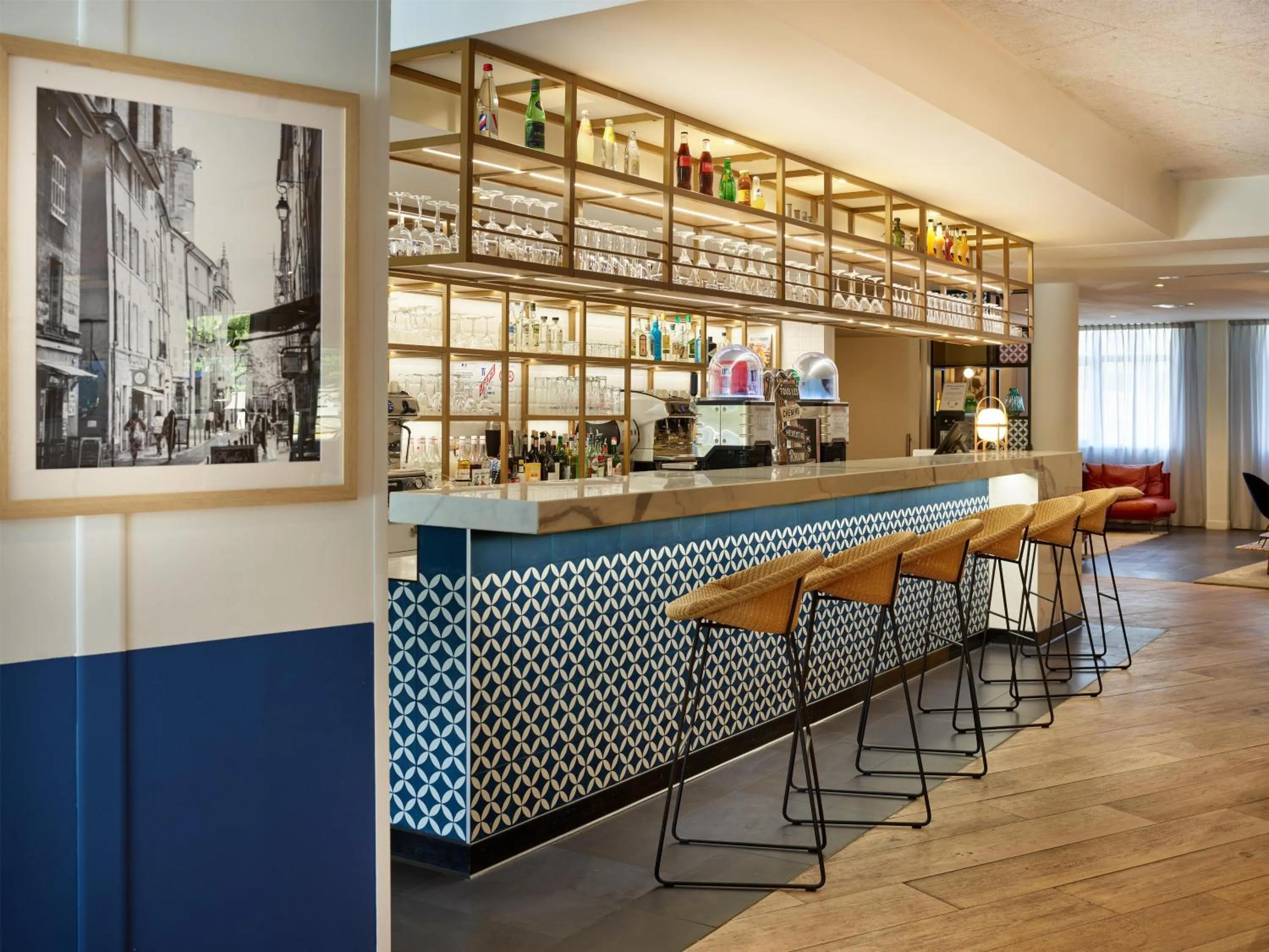 Lounge or bar in Radisson Hotel Aix En Provence