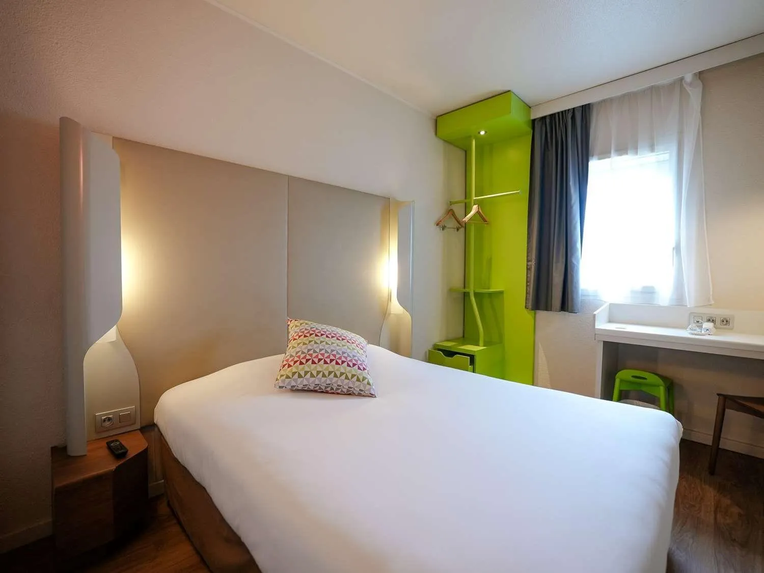 Bed in Campanile Saint-Quentin-En-Yvelines