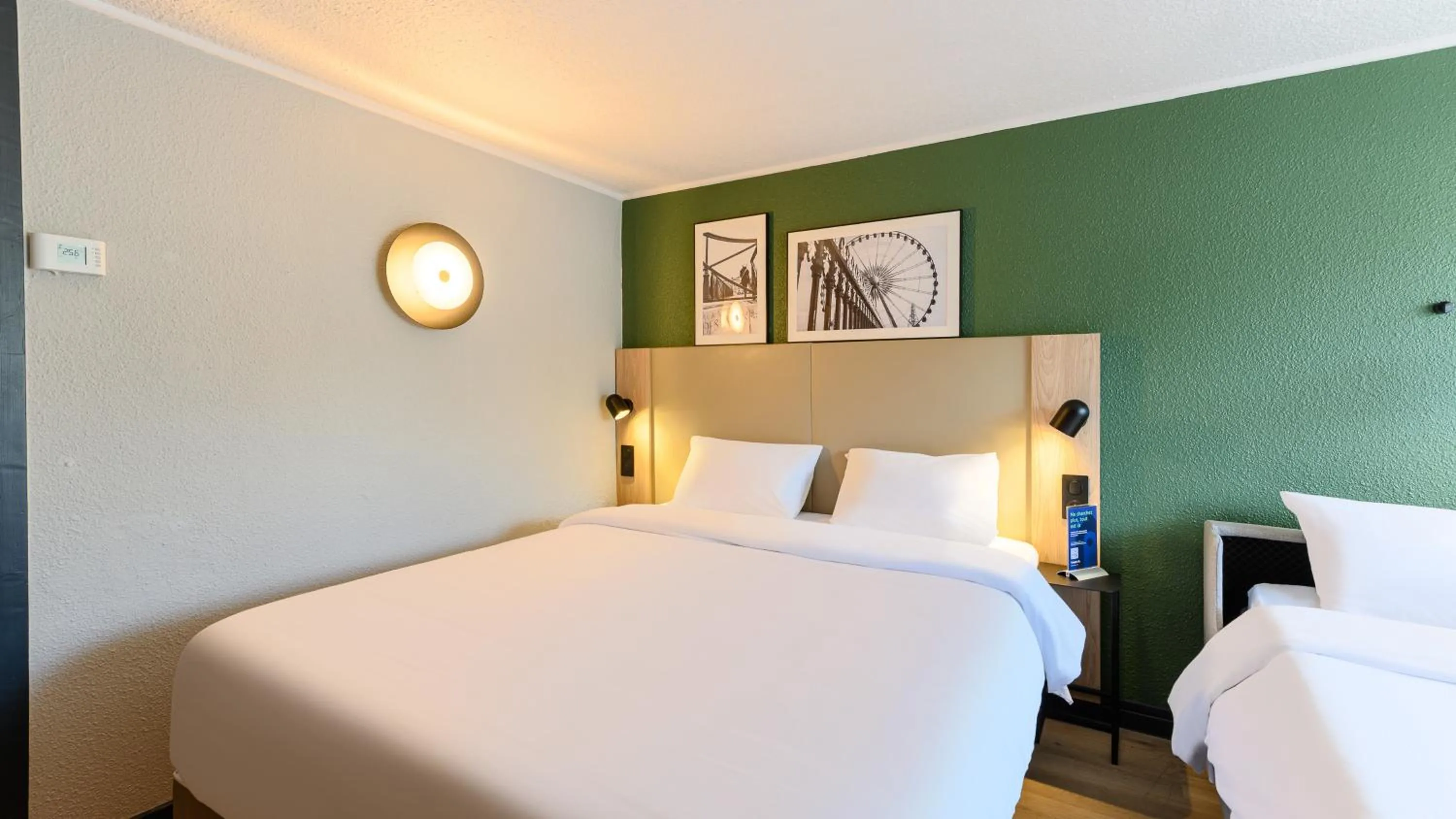 Bed in Campanile Saint-Quentin-En-Yvelines