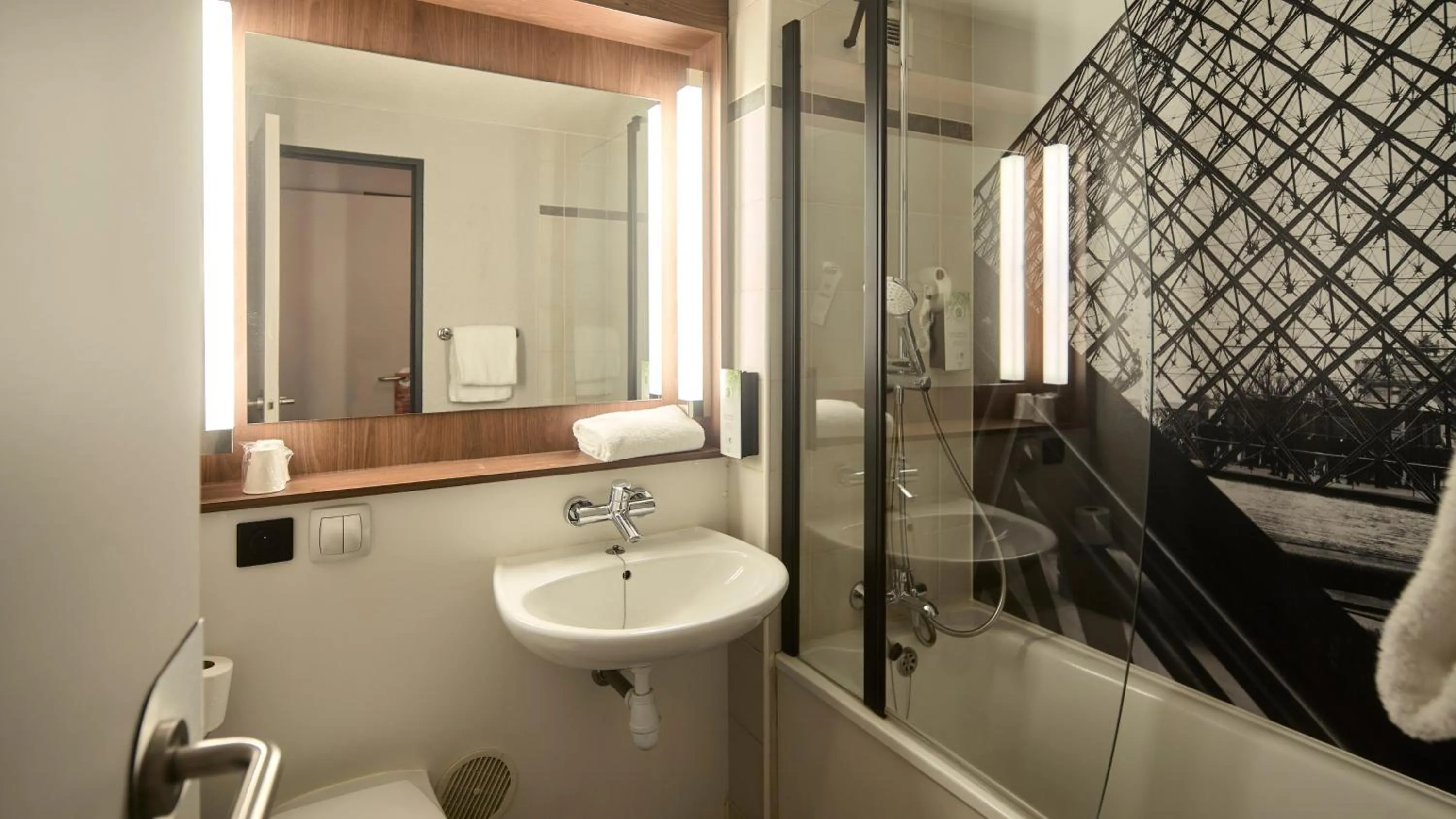 Bathroom in Campanile Saint-Quentin-En-Yvelines