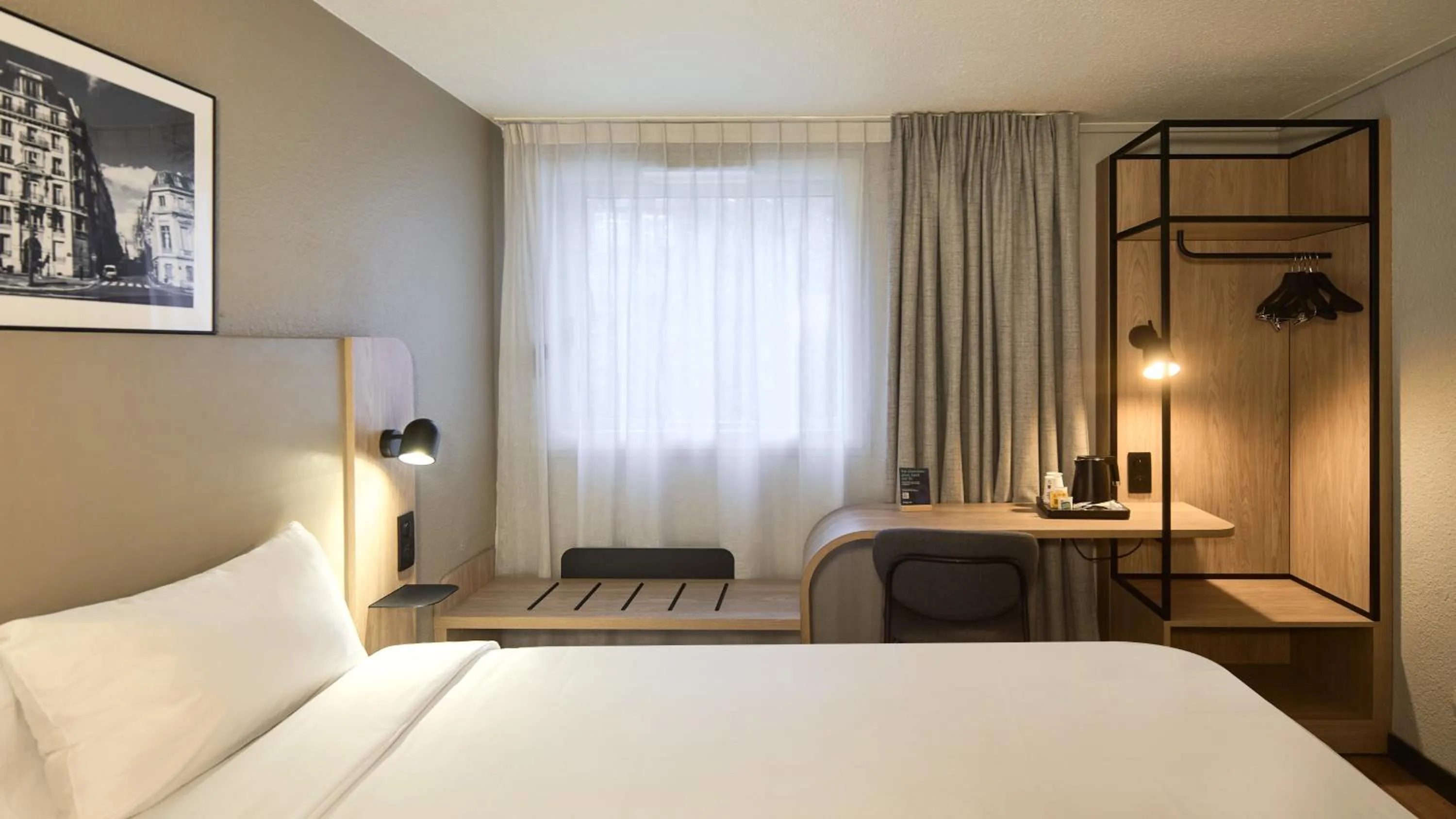 Bathroom, Bed in Campanile Saint-Quentin-En-Yvelines