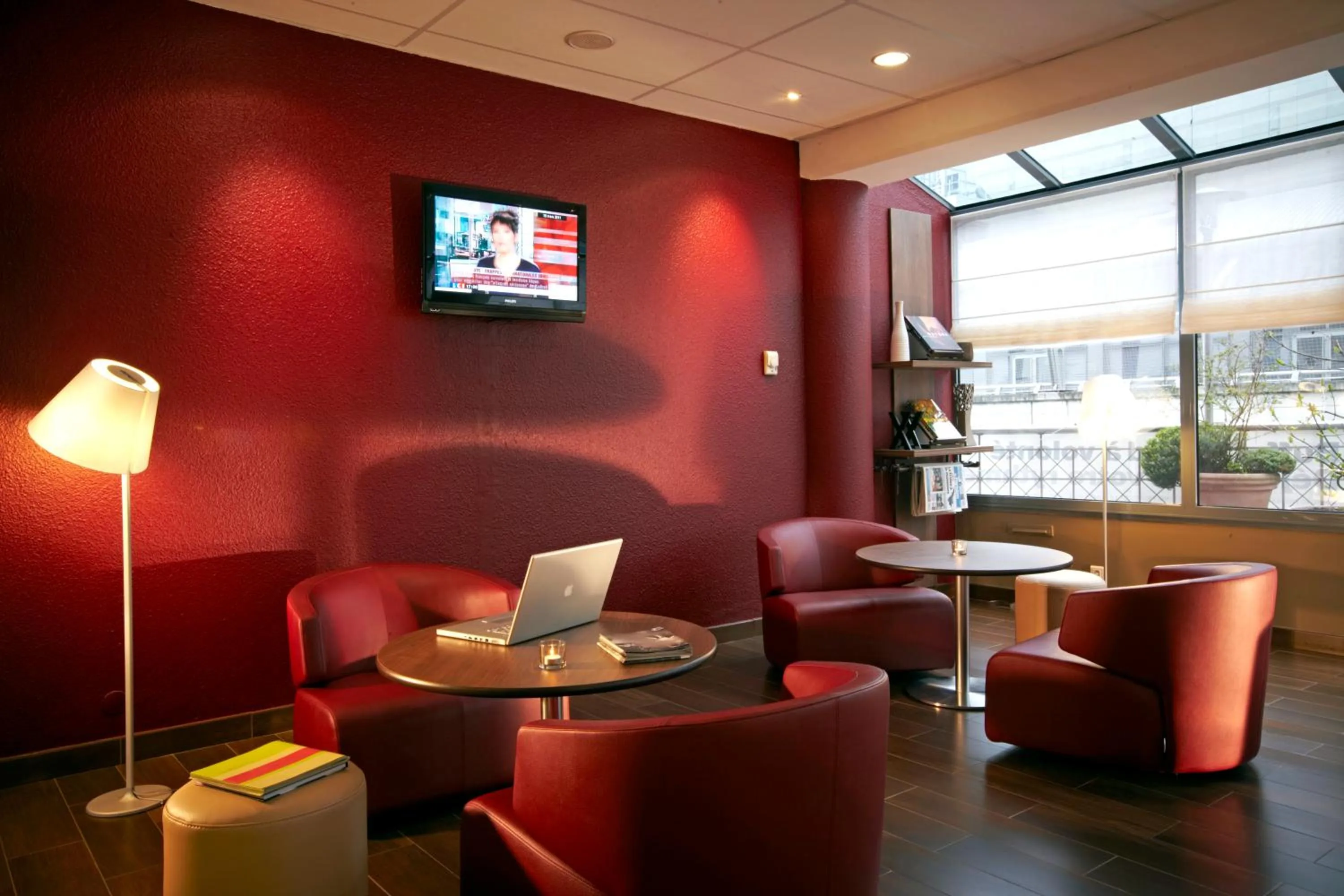 Lounge or bar in Campanile Saint-Quentin-En-Yvelines