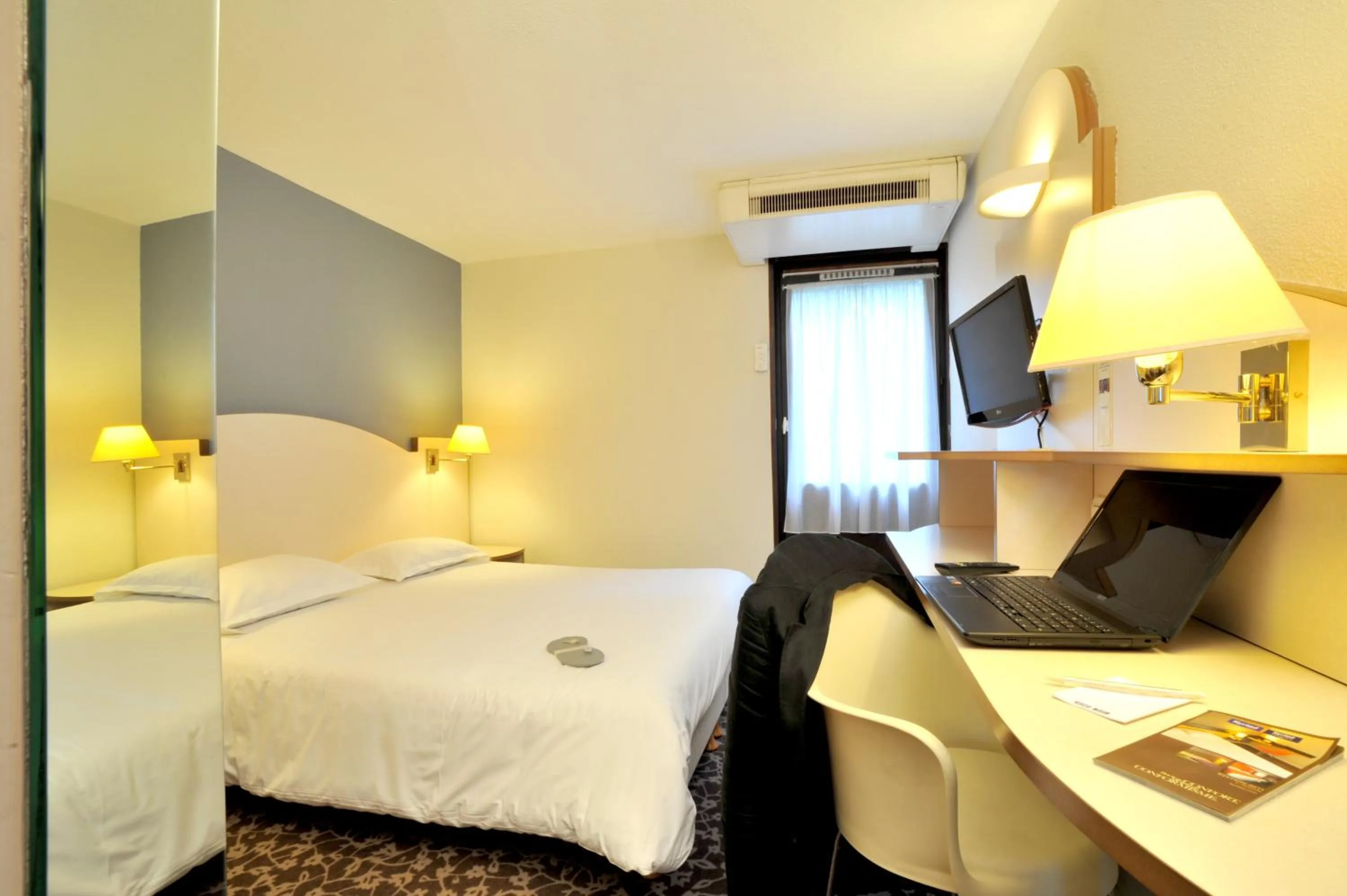 Bedroom in Kyriad Annecy Cran-Gevrier