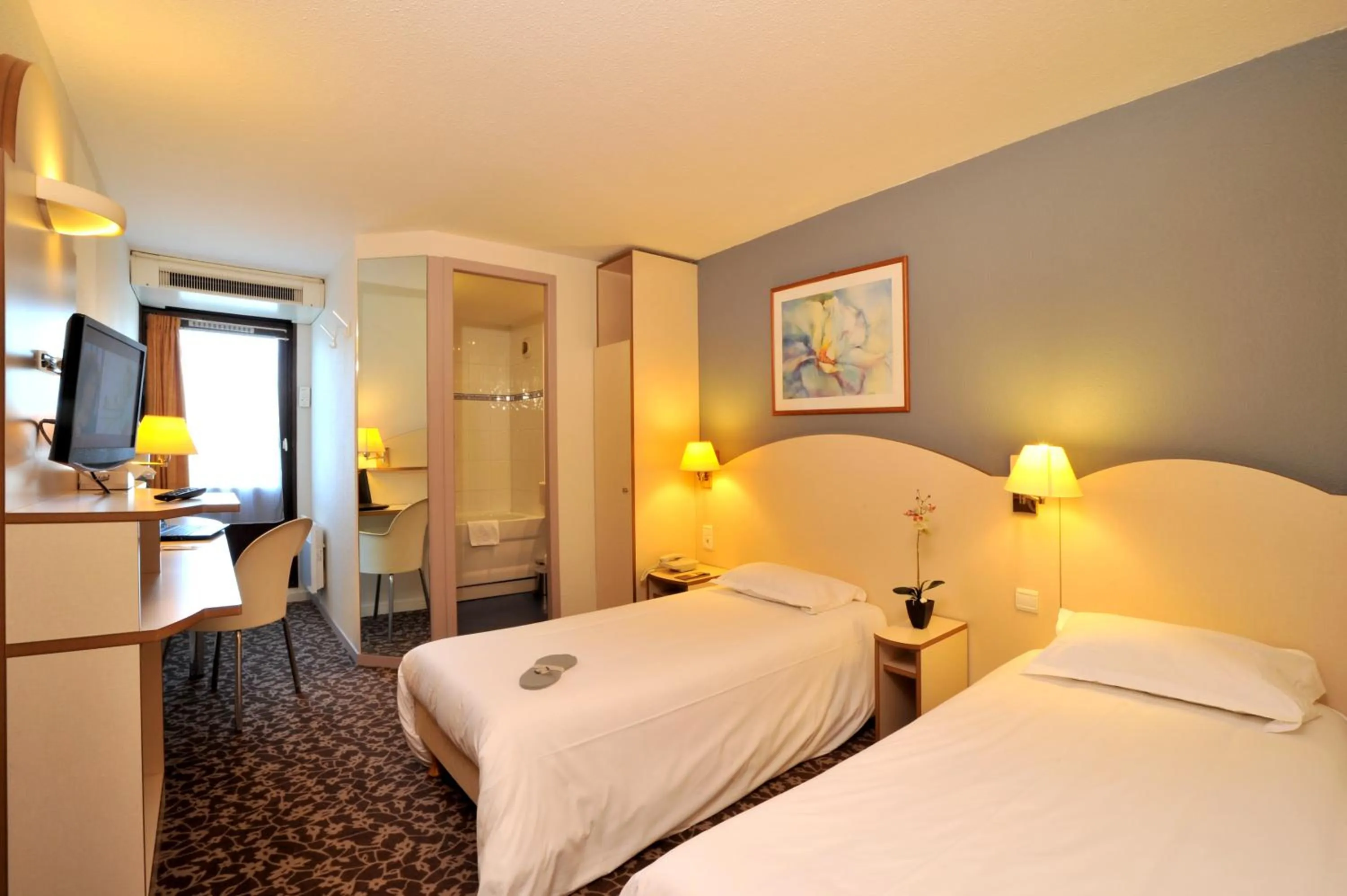 Bedroom in Kyriad Annecy Cran-Gevrier