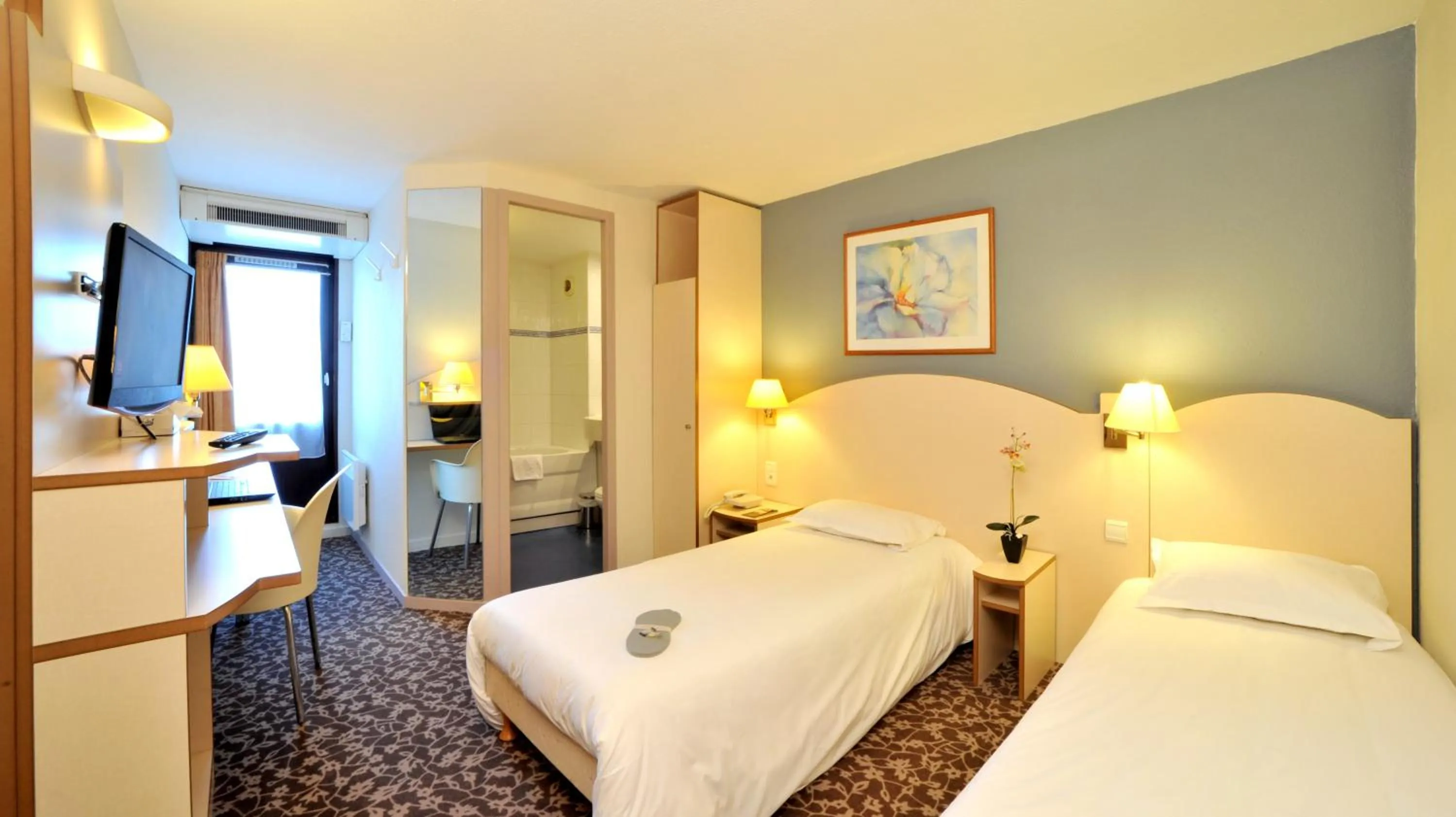 Bedroom in Kyriad Annecy Cran-Gevrier