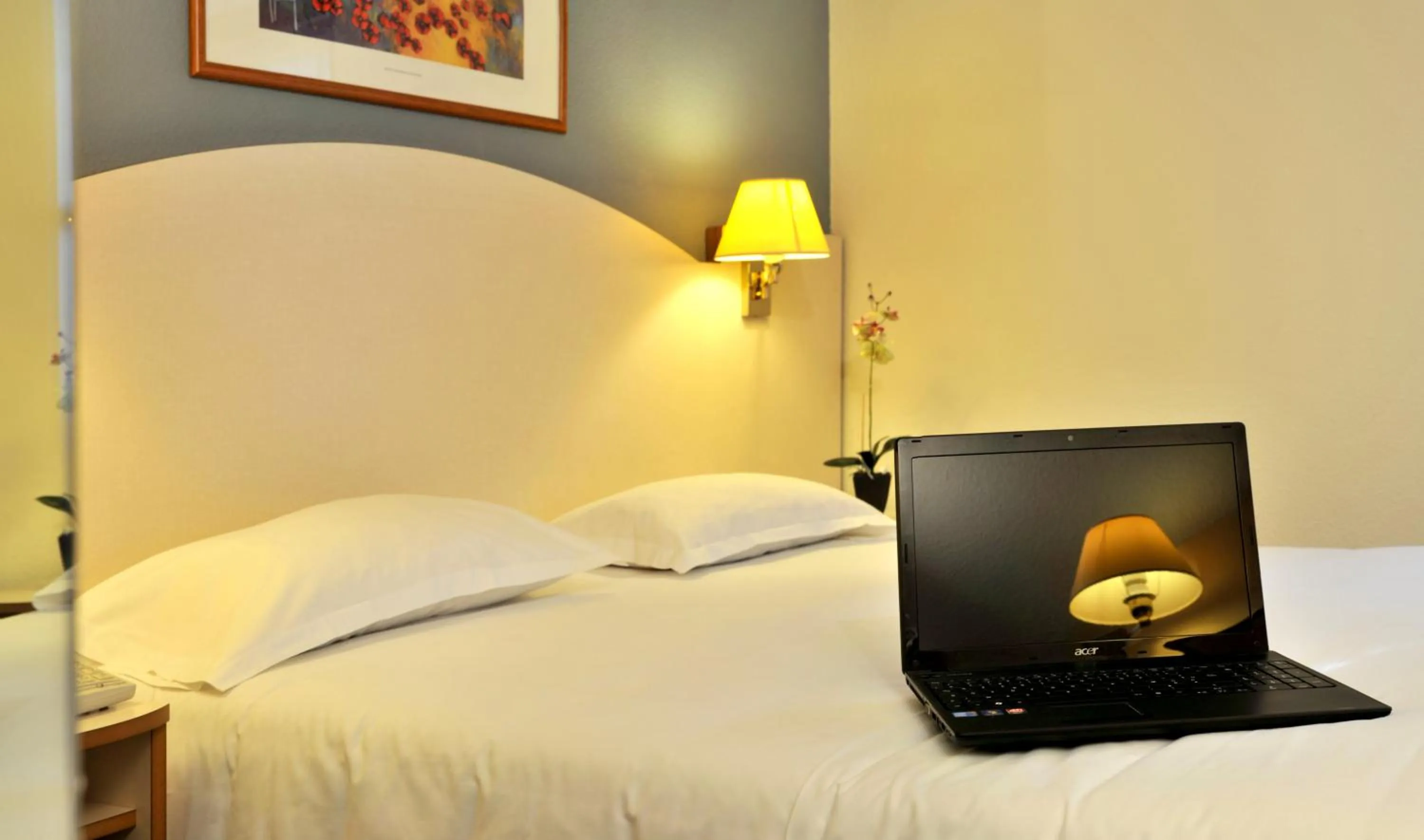 Bed, TV/Entertainment Center in Kyriad Annecy Cran-Gevrier