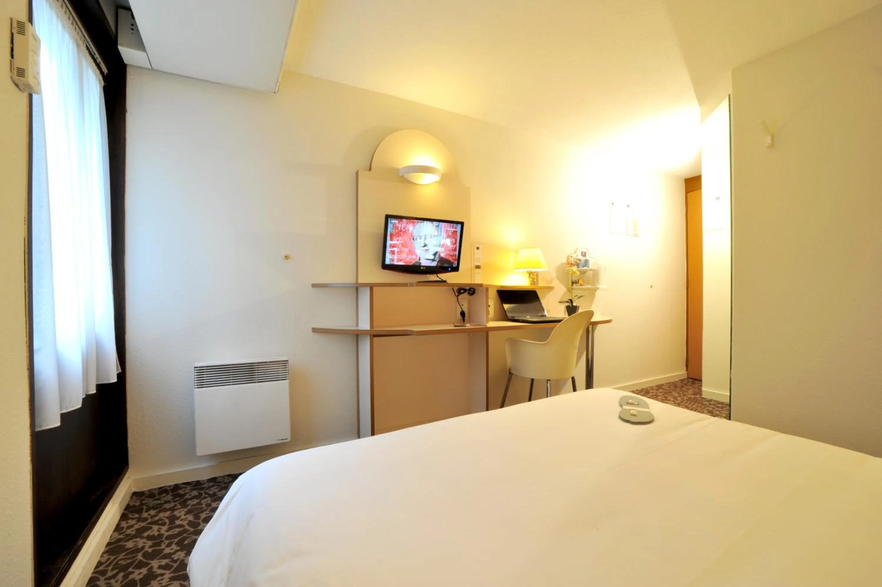 Bedroom, TV/Entertainment Center in Kyriad Annecy Cran-Gevrier