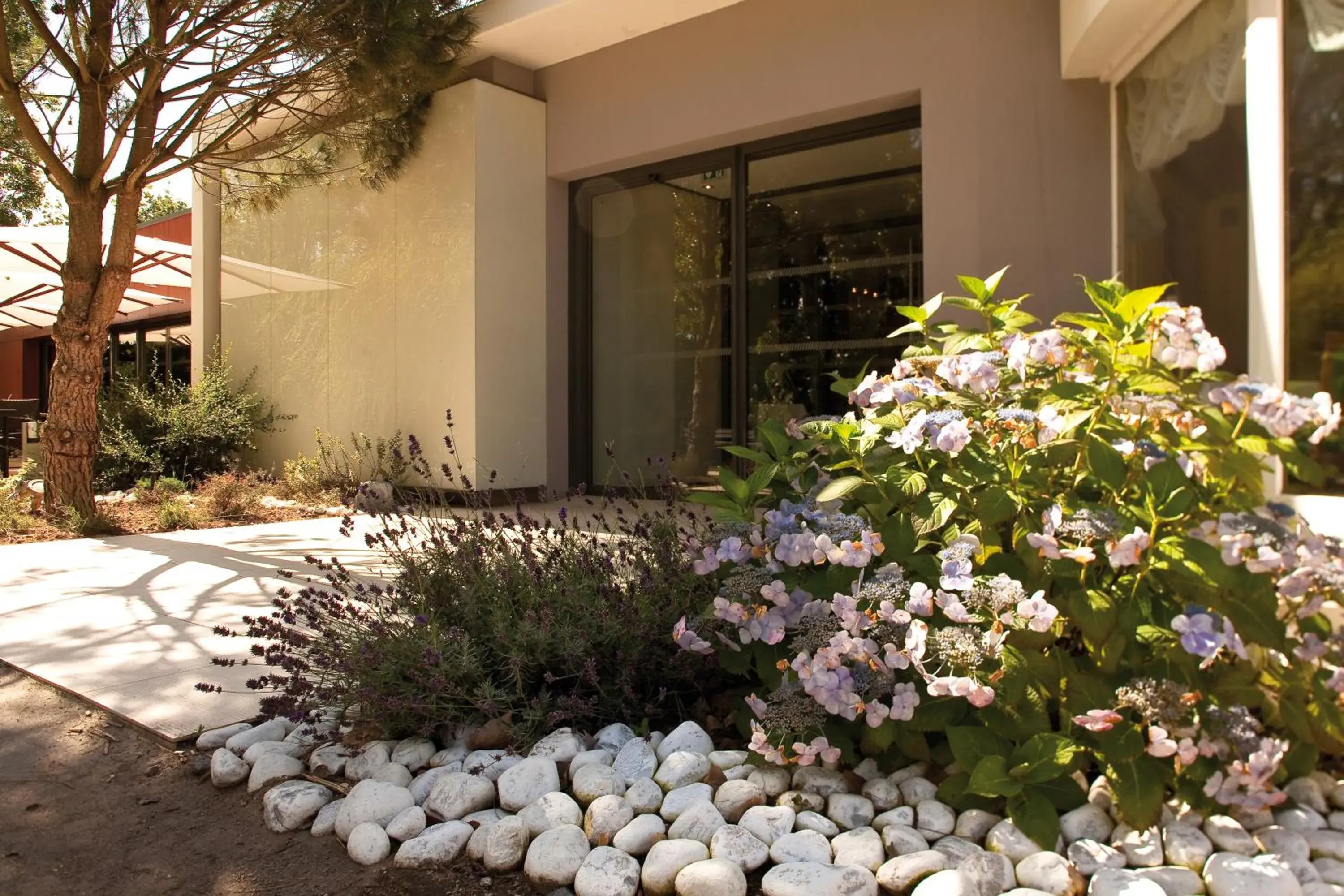 Facade/entrance in Kyriad Nantes Sud - Bouaye Aéroport Facade/entrance in Kyriad Nantes Sud - Bouaye Aéroport