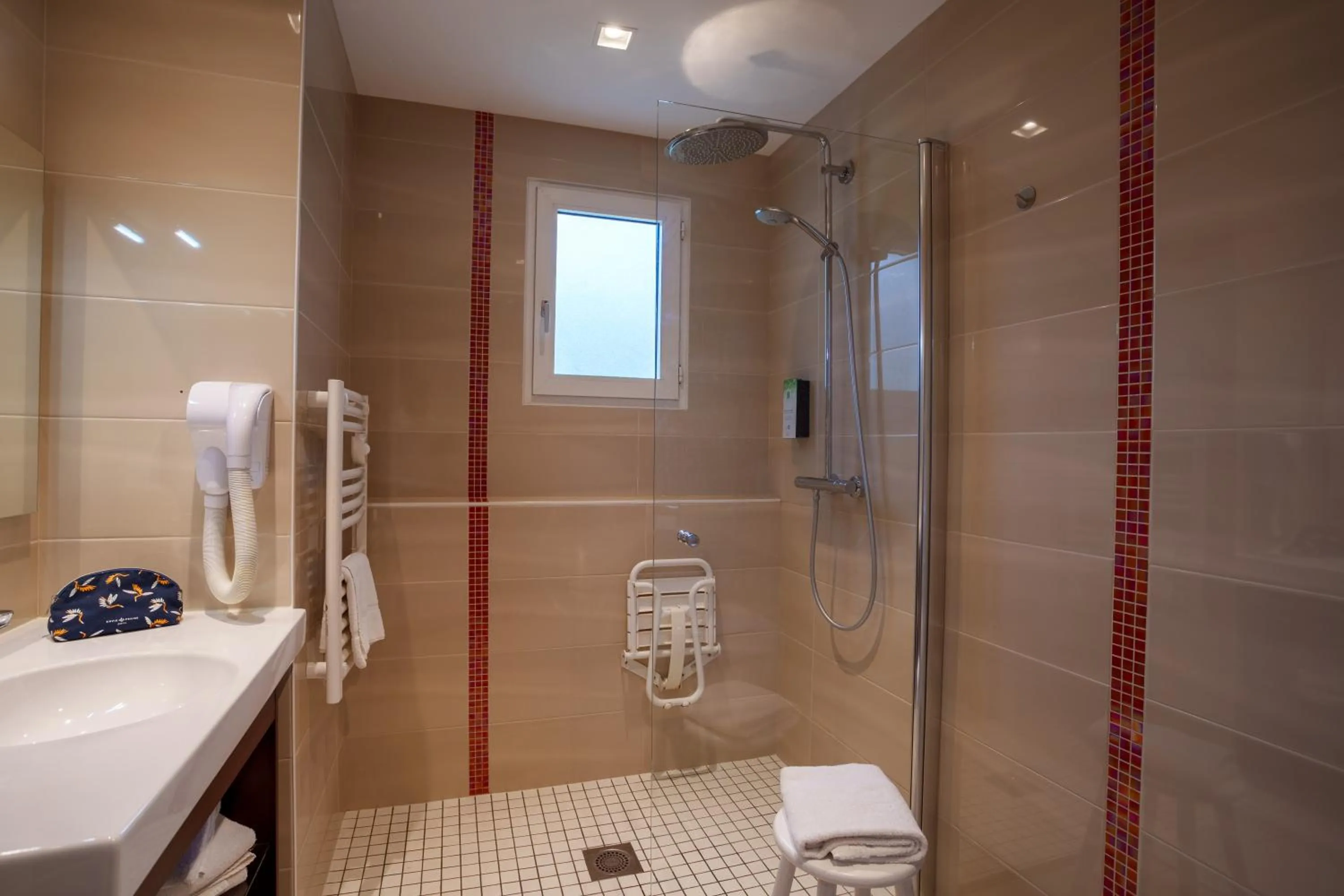 Shower in Kyriad Nantes Sud - Bouaye Aéroport