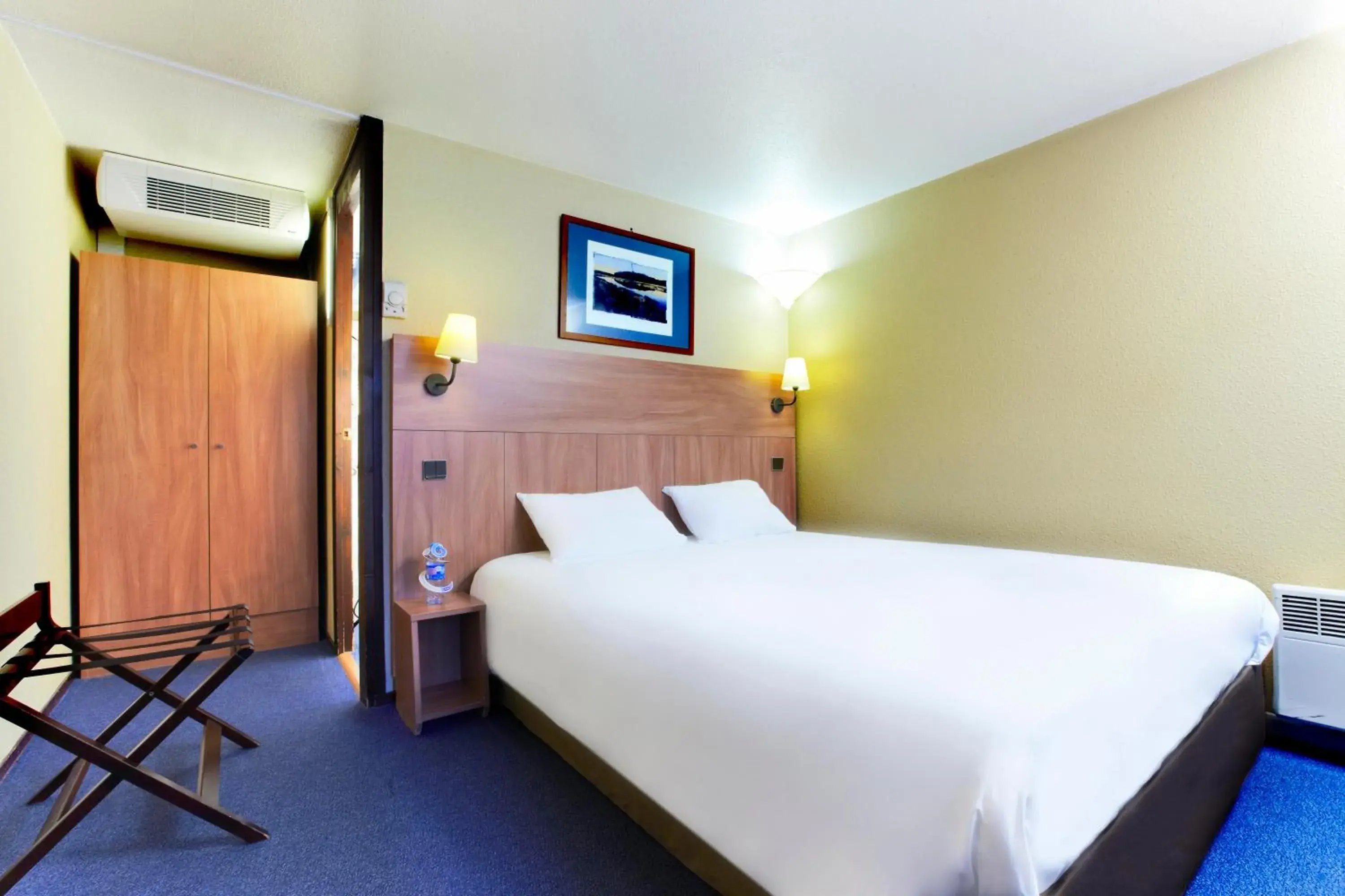 Photo of the whole room, Bed in Kyriad Angers Sud Ponts-De-Cé Photo of the whole room, Bed in Kyriad Angers Sud Ponts-De-Cé