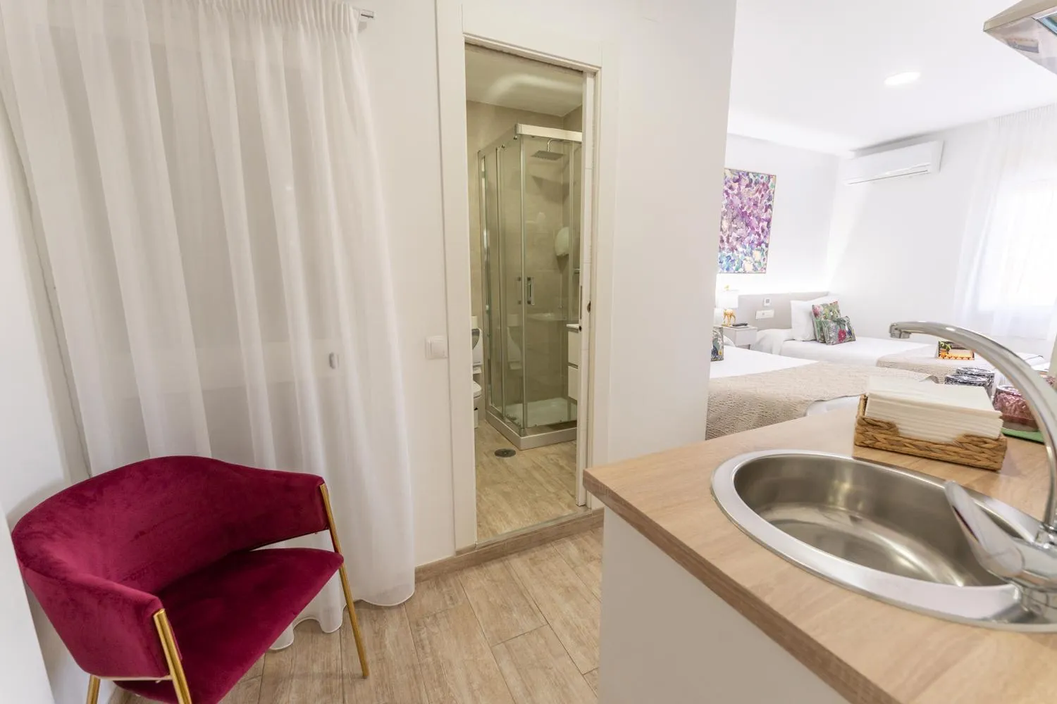 Coffee/tea facilities in Urban Rooms B&R