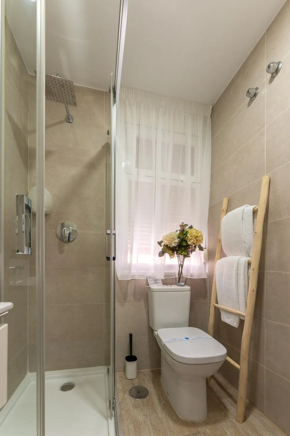 Shower in Urban Rooms B&R