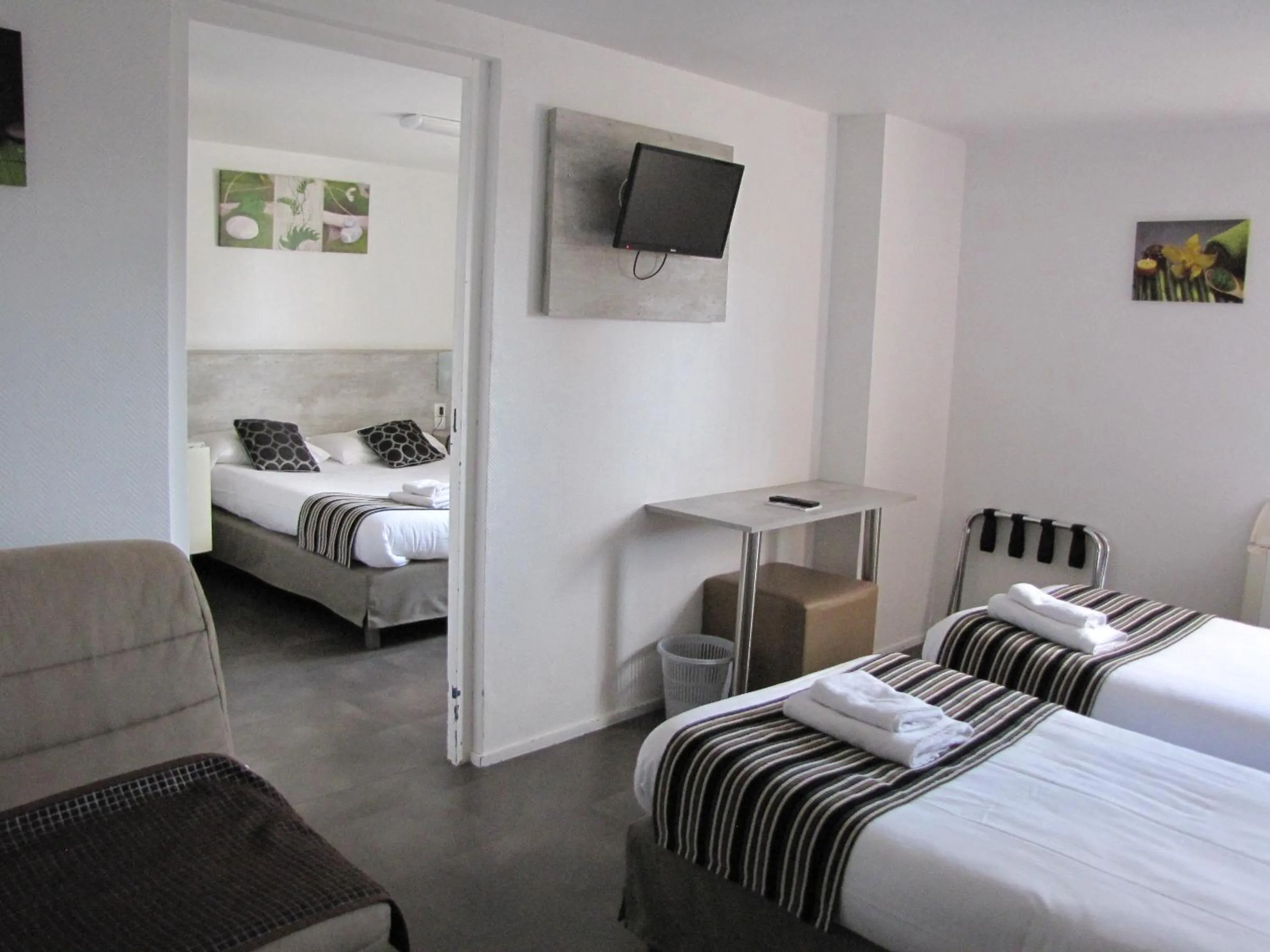 Property building, Bed in Brit Hotel Bosquet Carcassonne Cité