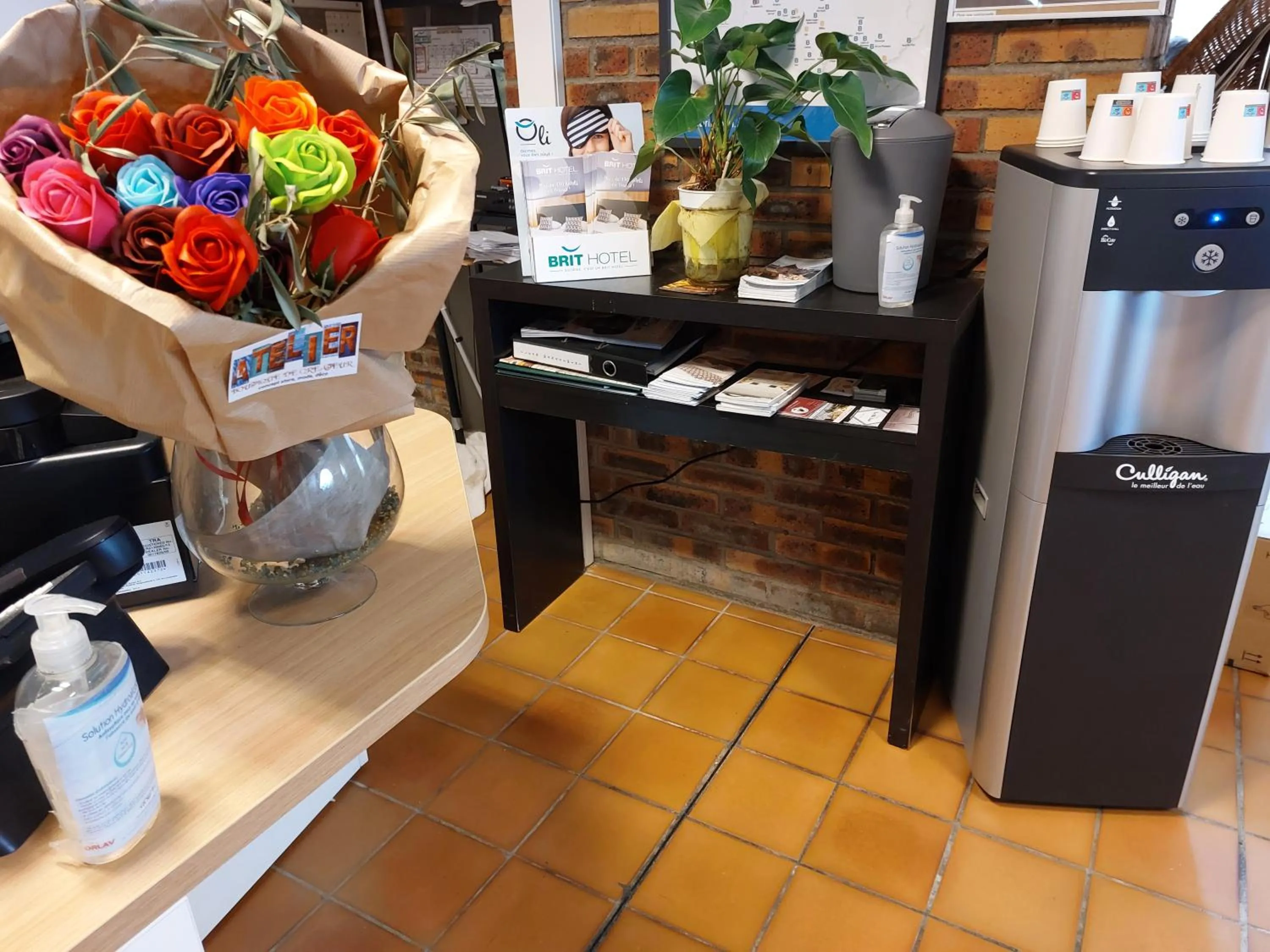 Lobby or reception in Brit Hotel Bosquet Carcassonne Cité