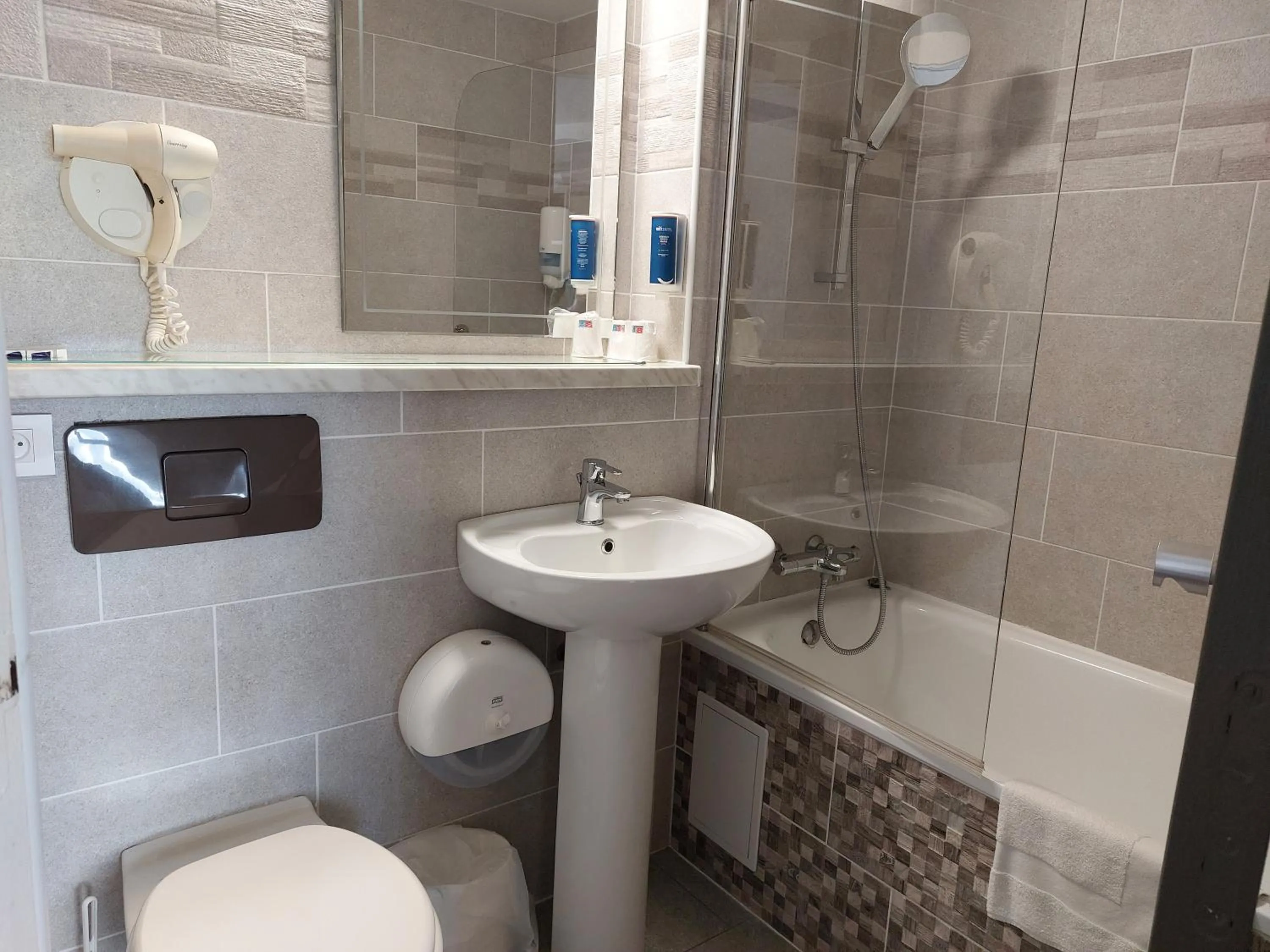 Property building in Brit Hotel Bosquet Carcassonne Cité