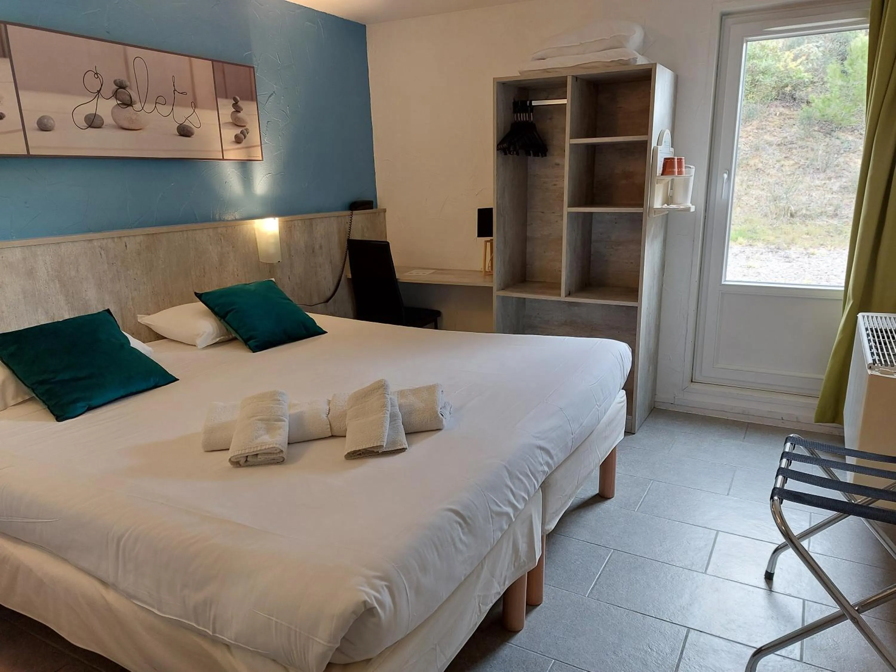 Bed in Brit Hotel Bosquet Carcassonne Cité