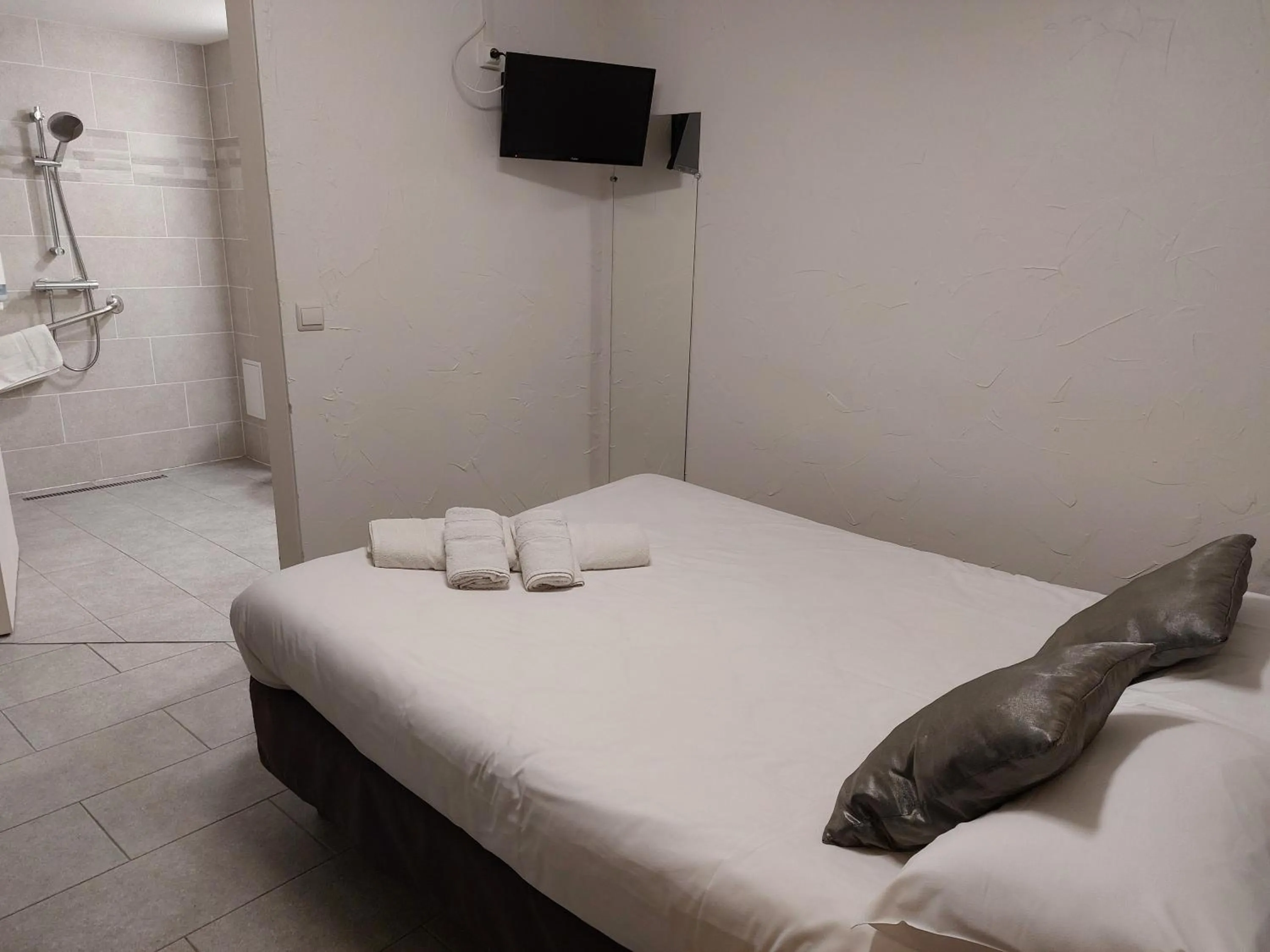 Property building, Bed in Brit Hotel Bosquet Carcassonne Cité