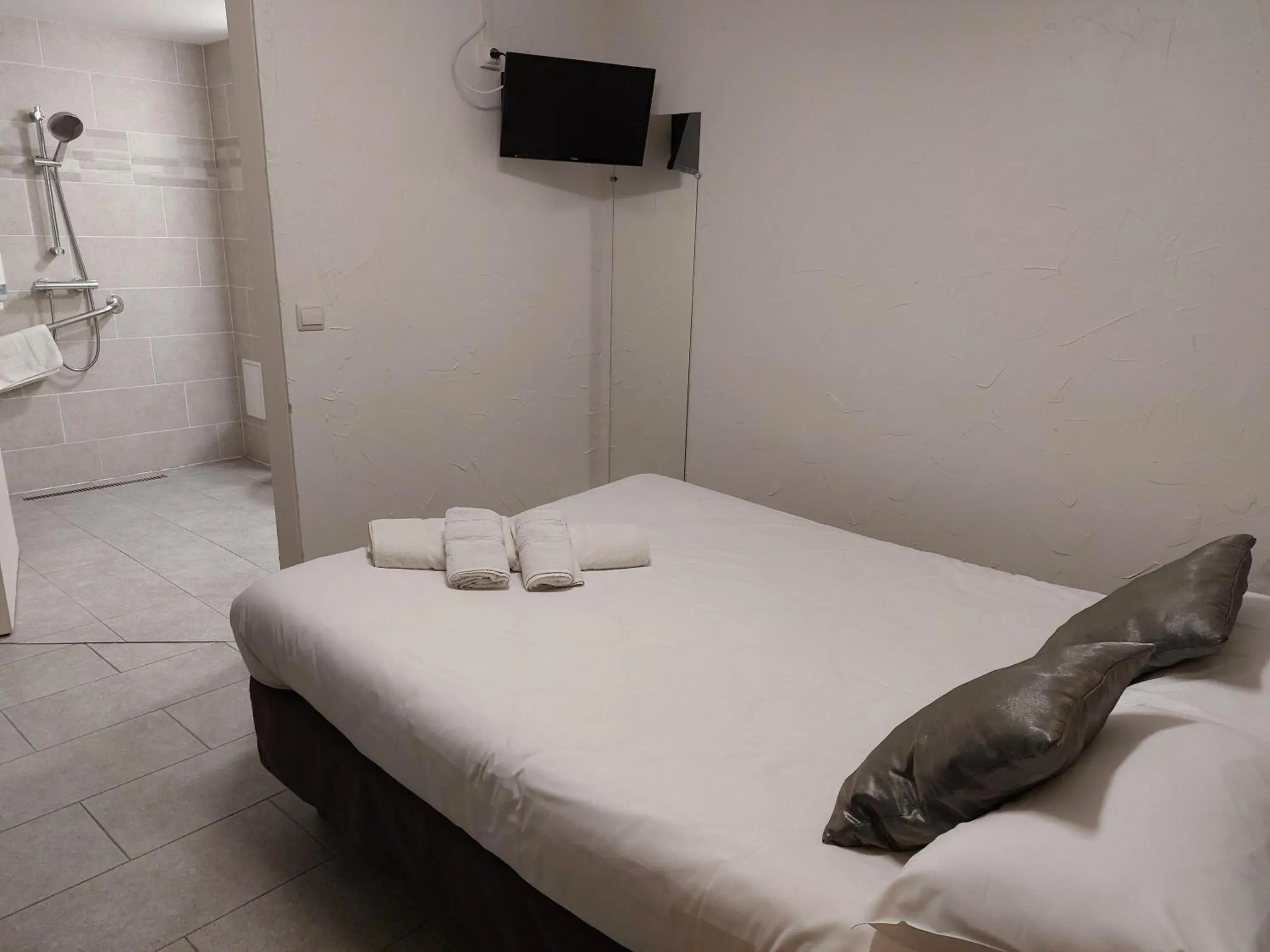 Property building, Bed in Brit Hotel Bosquet Carcassonne Cité Property building, Bed in Brit Hotel Bosquet Carcassonne Cité