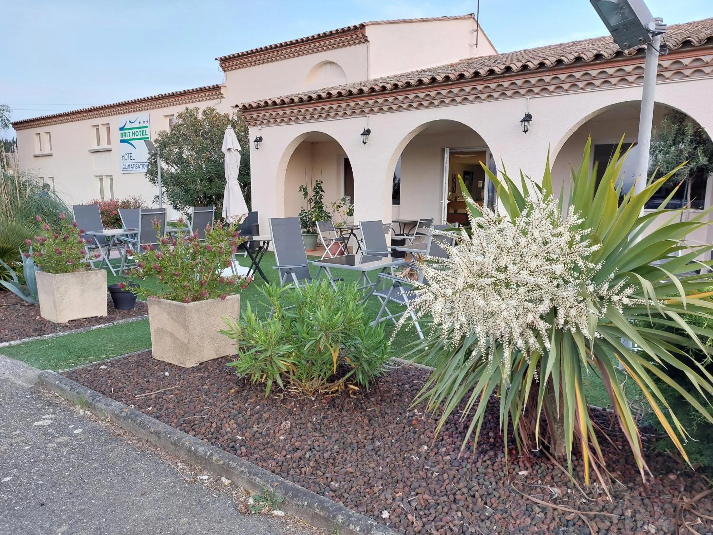 Property building in Brit Hotel Bosquet Carcassonne Cité