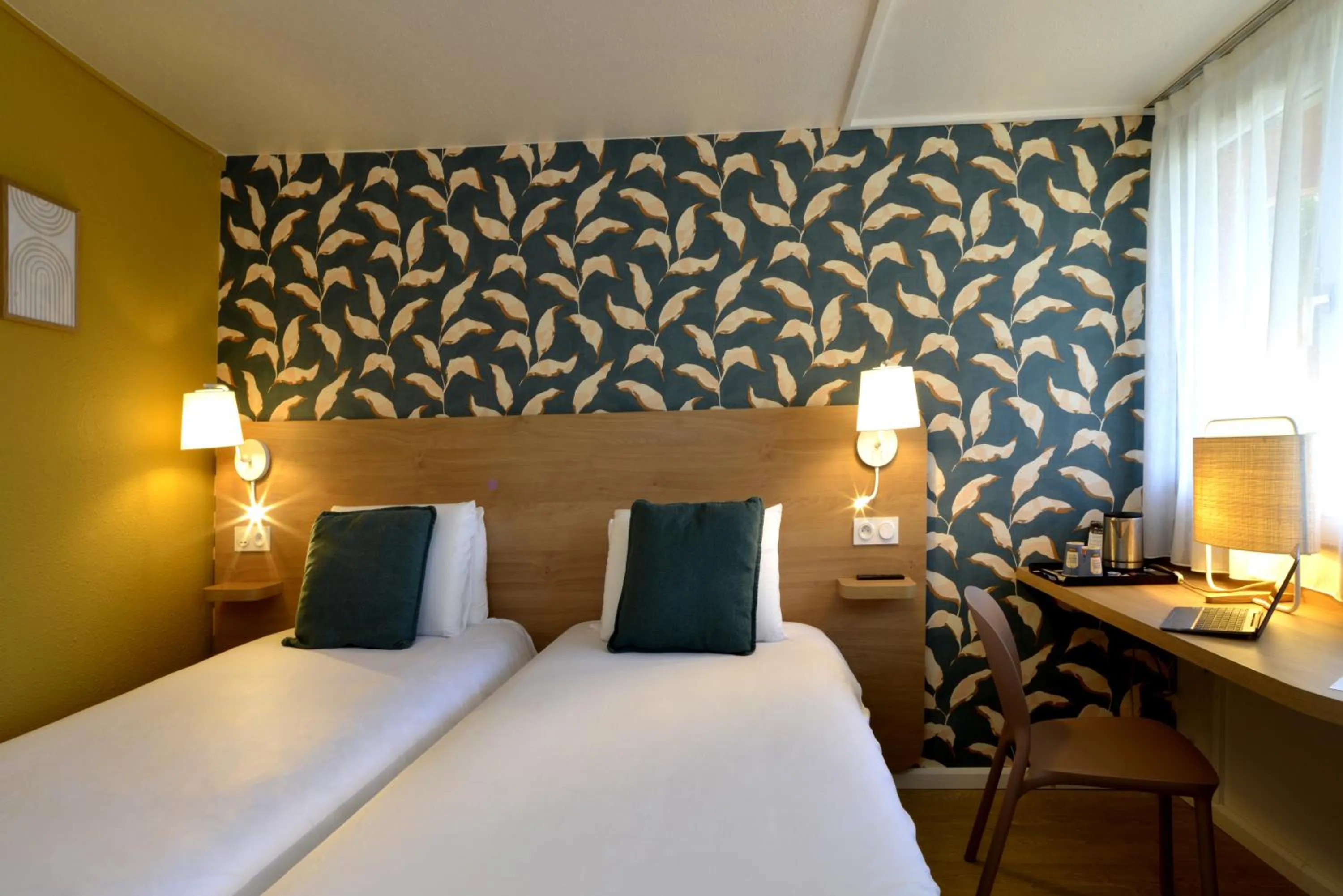 Photo of the whole room, Bed in KYRIAD HONFLEUR - La Riviere Saint Sauveur