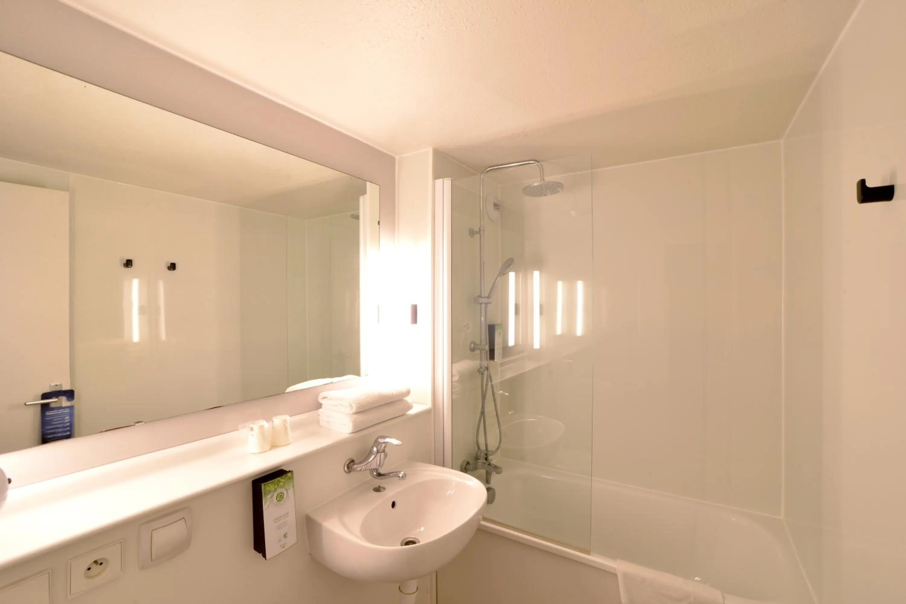 Bathroom in KYRIAD HONFLEUR - La Riviere Saint Sauveur