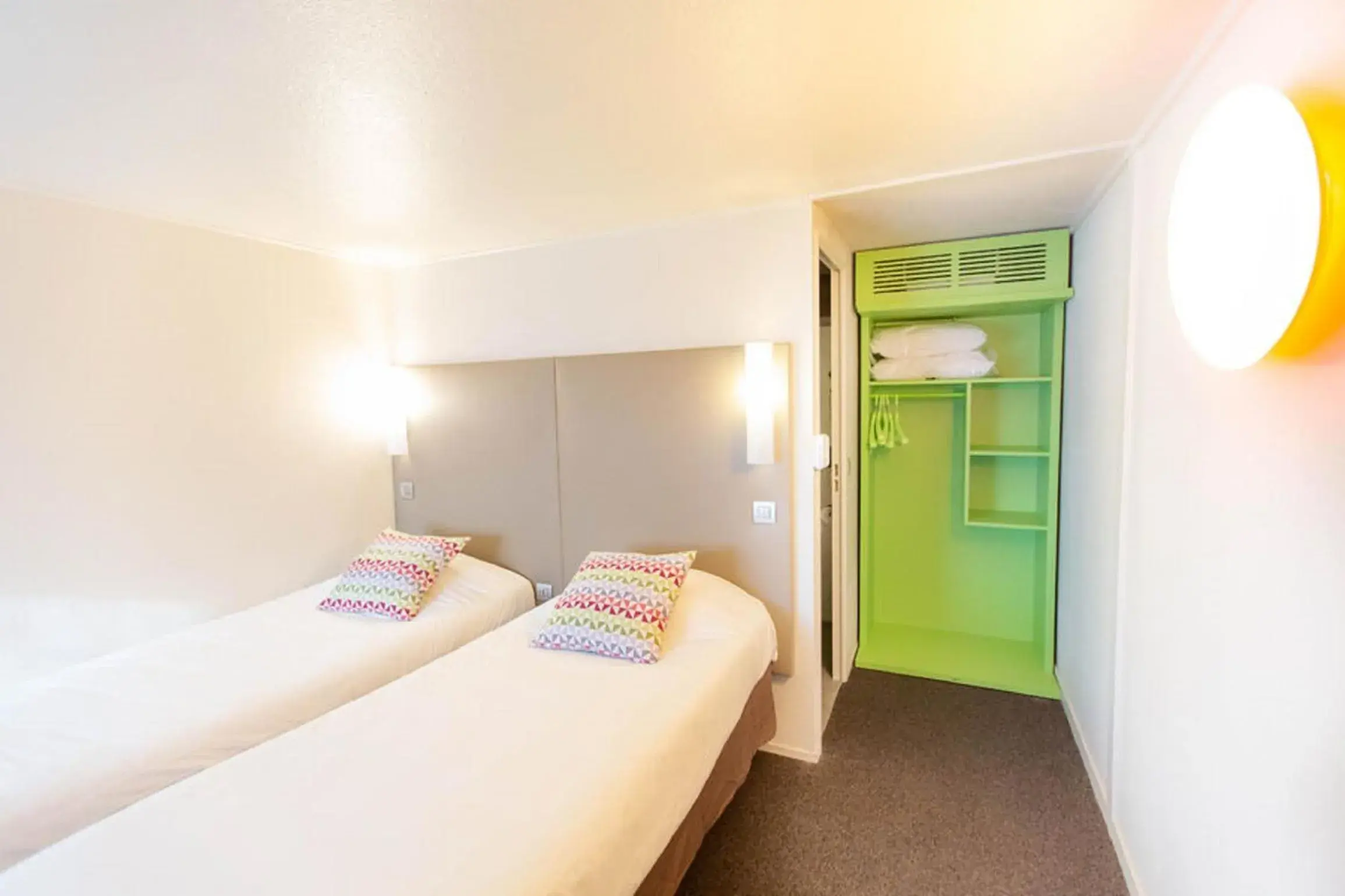 Standard Twin Room with One Single Bed - Up to Ten Years in Campanile Lille - Seclin Standard Twin Room with One Single Bed - Up to Ten Years in Campanile Lille - Seclin
