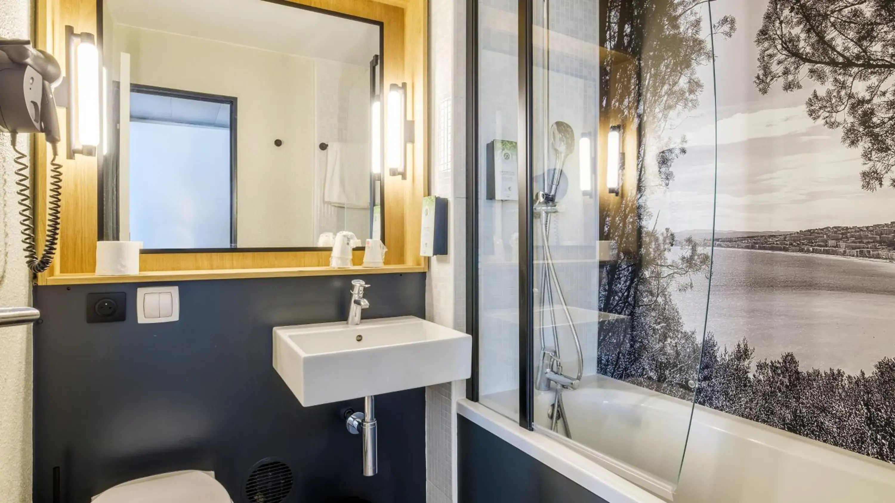 Standard Room - 1 Queen Bed in Campanile PRIME - Nice Airport Standard Room - 1 Queen Bed in Campanile PRIME - Nice Airport